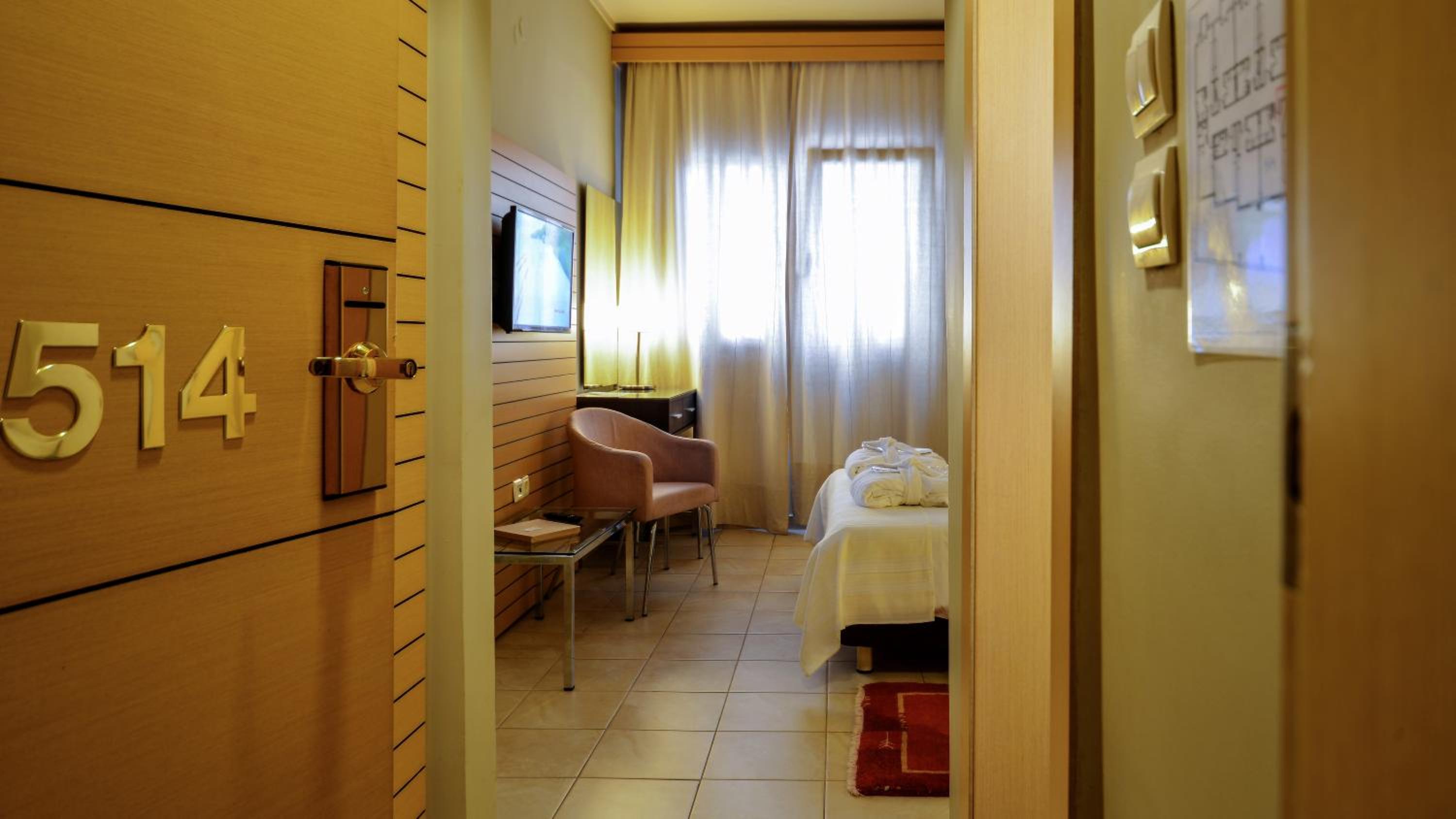 Budget Double Room with Small Double Bed - Photo 26