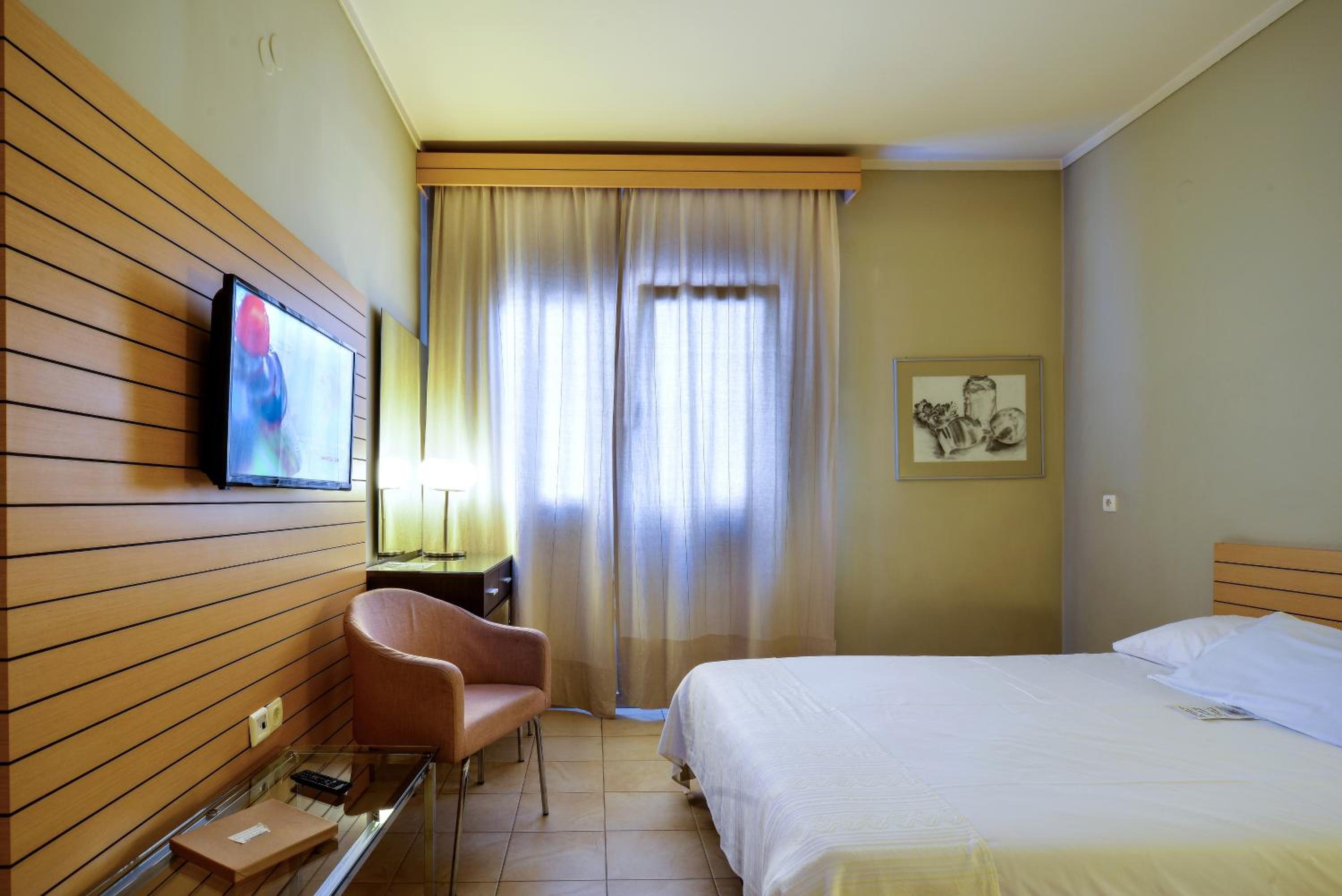 Budget Double Room with Small Double Bed - Photo 9