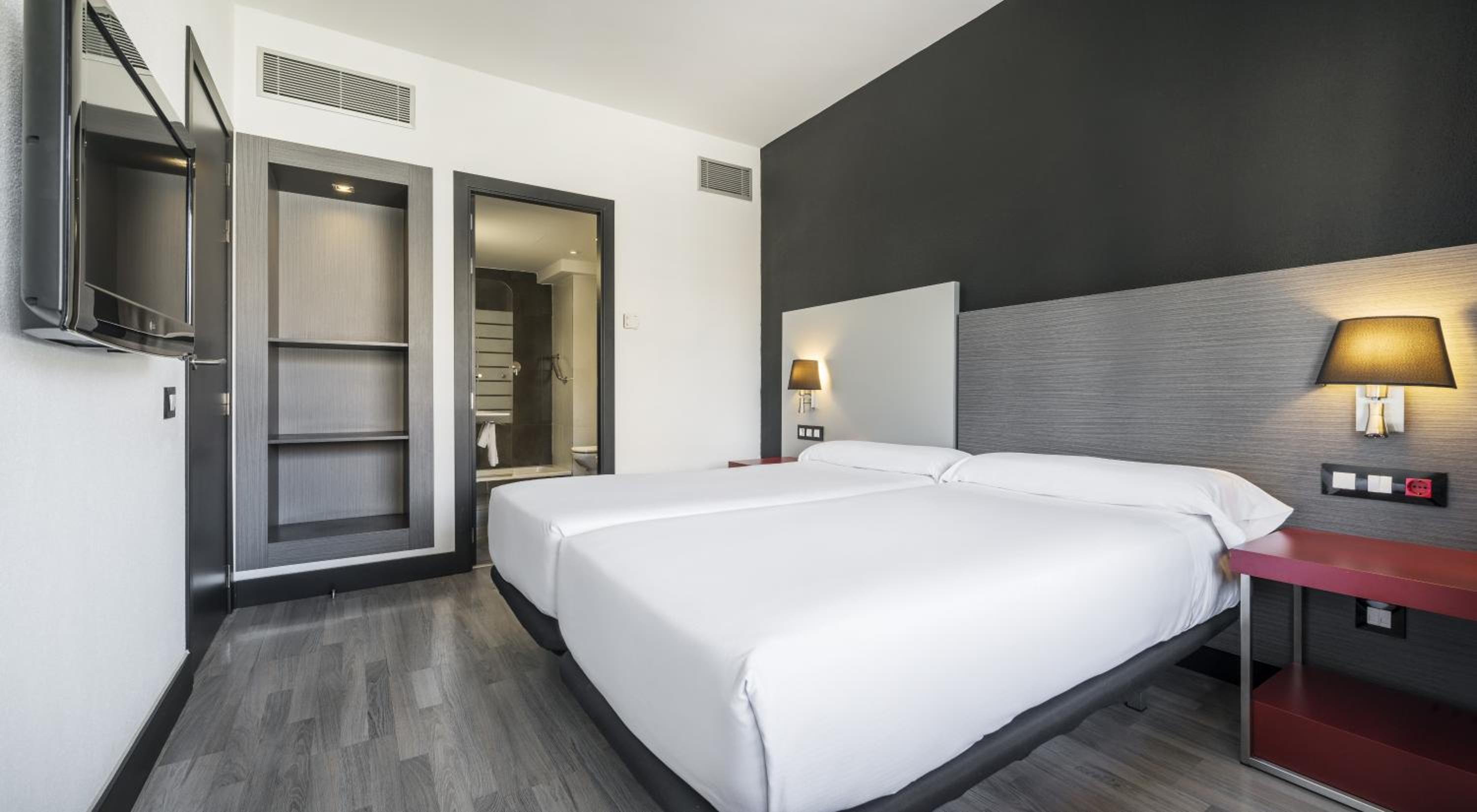 Premium Twin Room - Photo 4