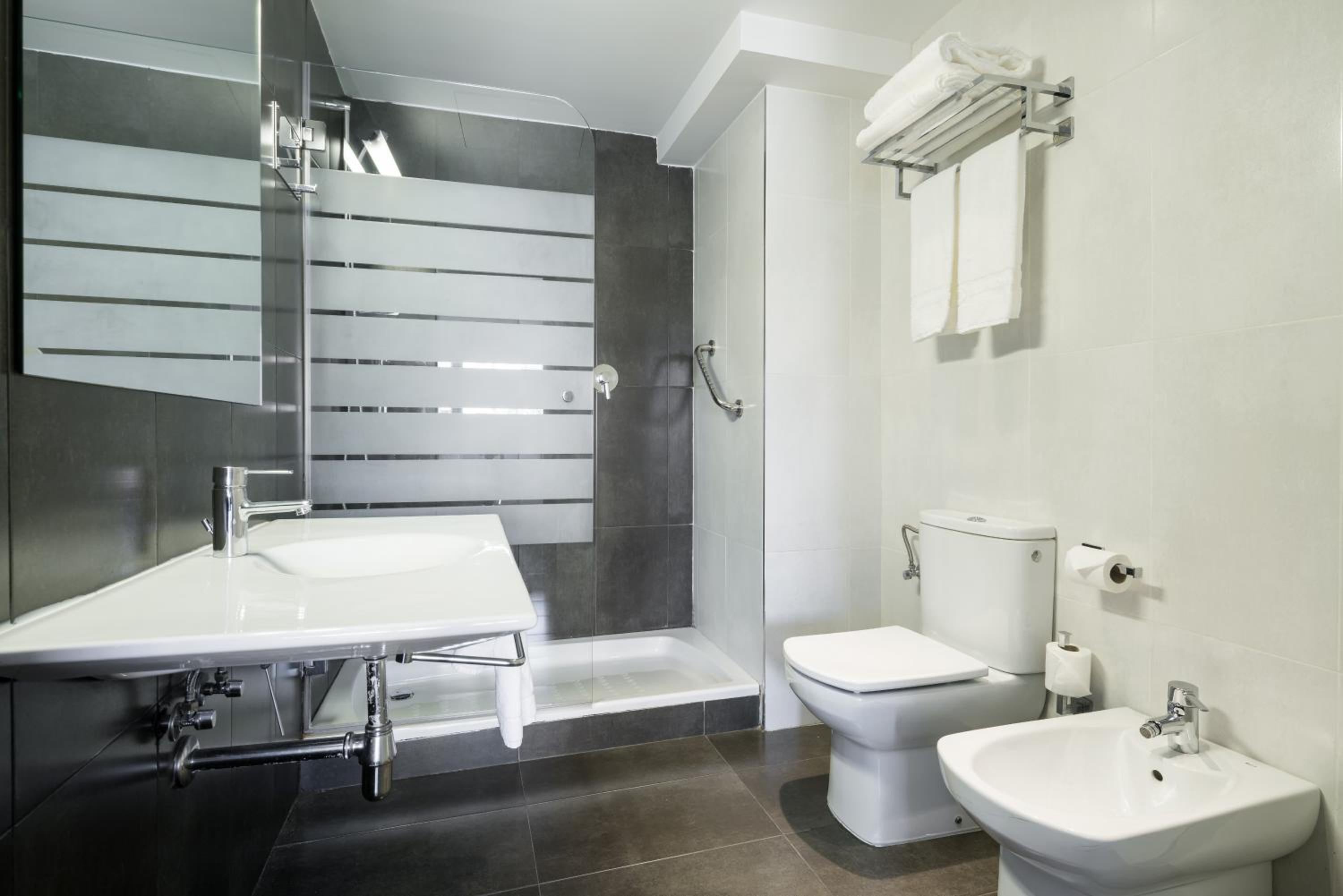 Premium Twin Room - Photo 6