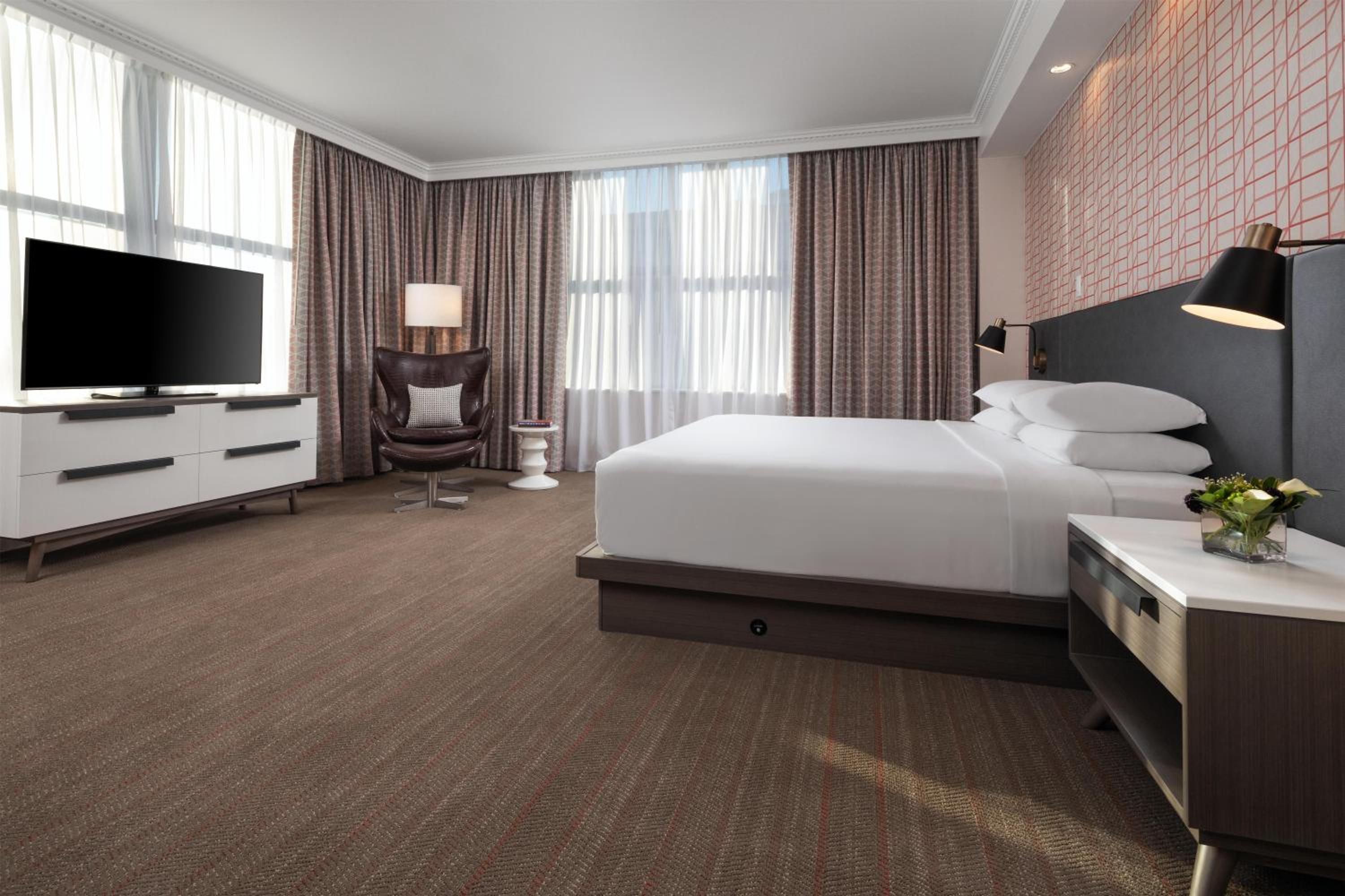 Deluxe King Room with Roll-In Shower - Mobility Accessible photo 1