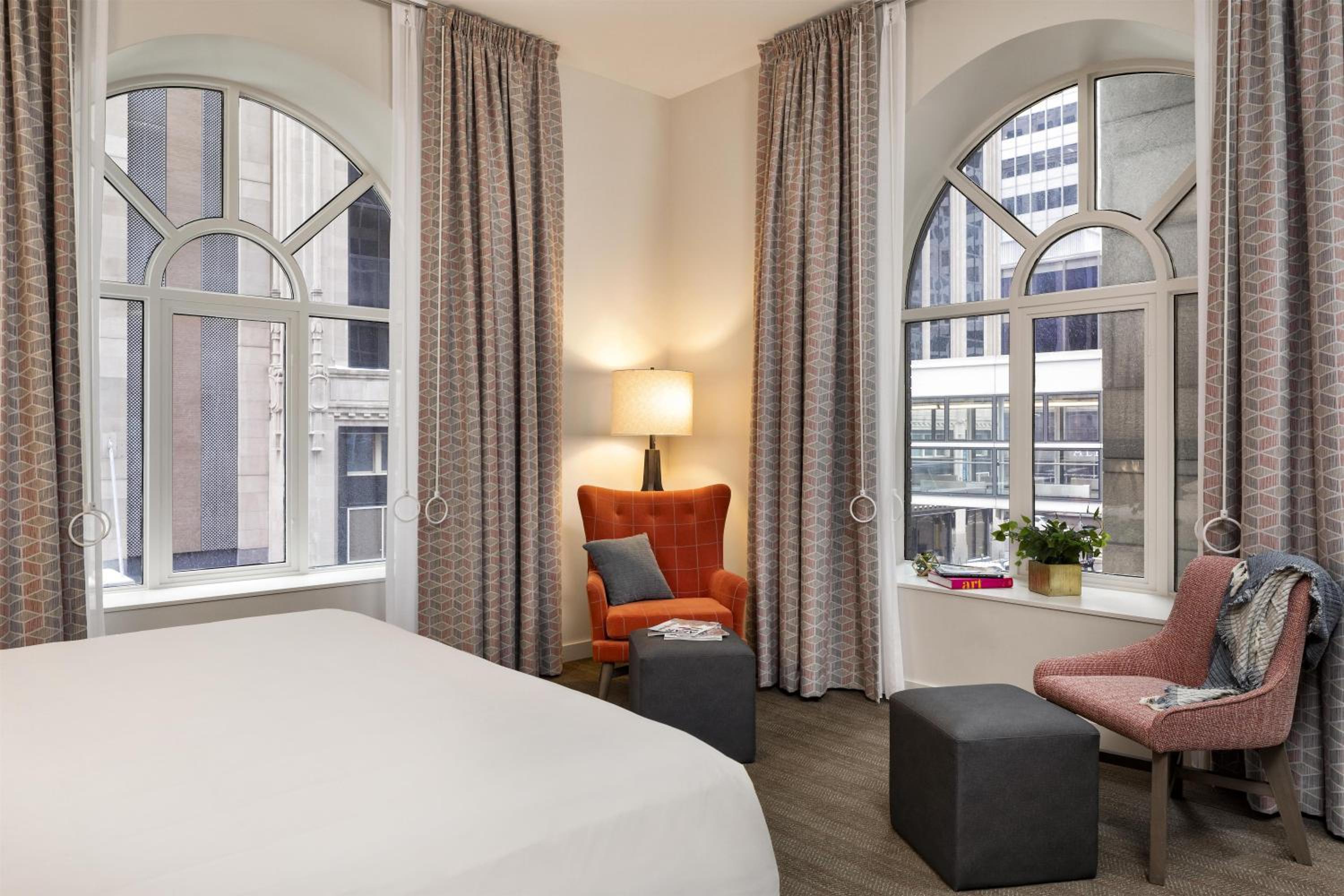 Deluxe King Room with Roll-In Shower - Mobility Accessible photo 2