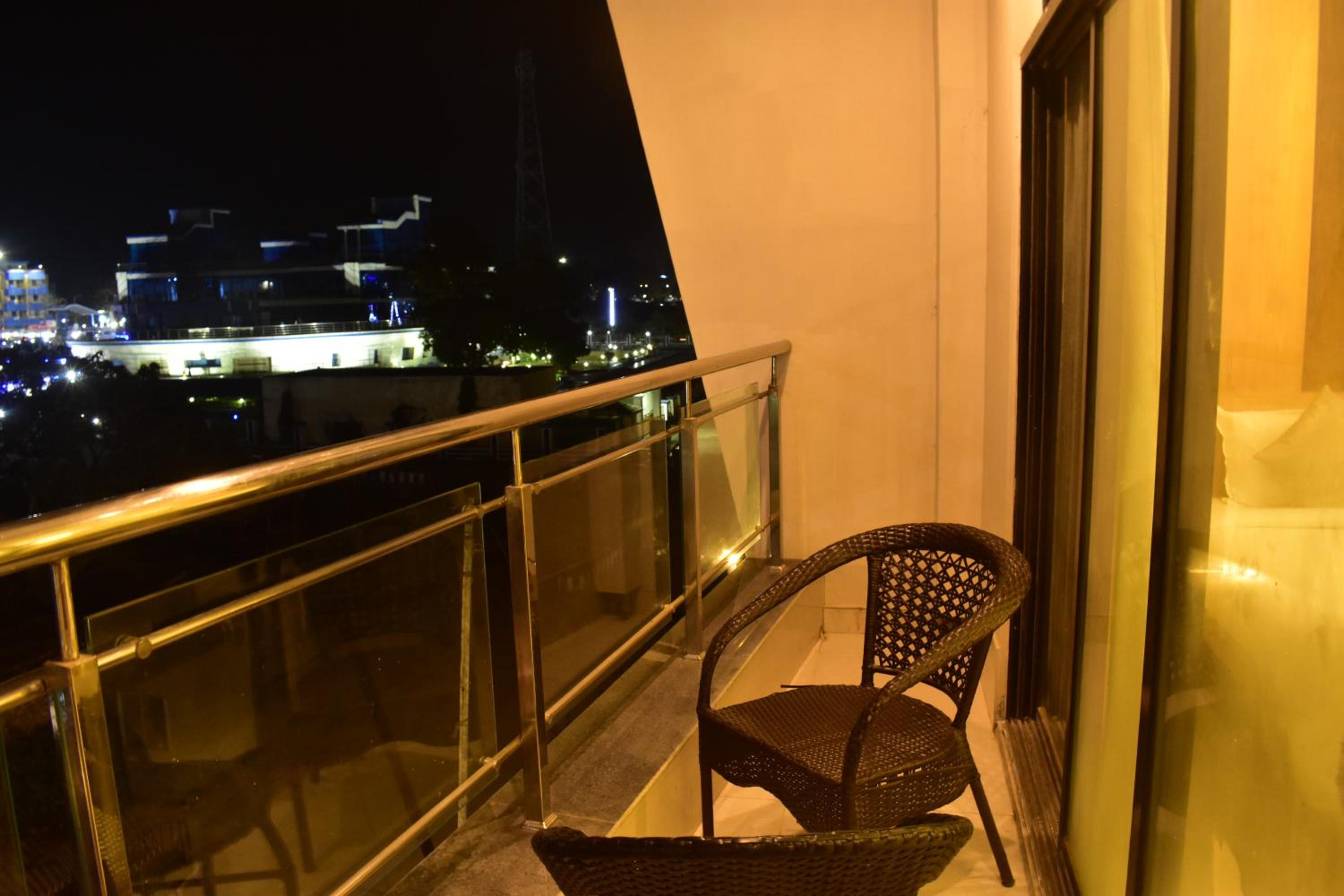 King Suite with Balcony photo 3