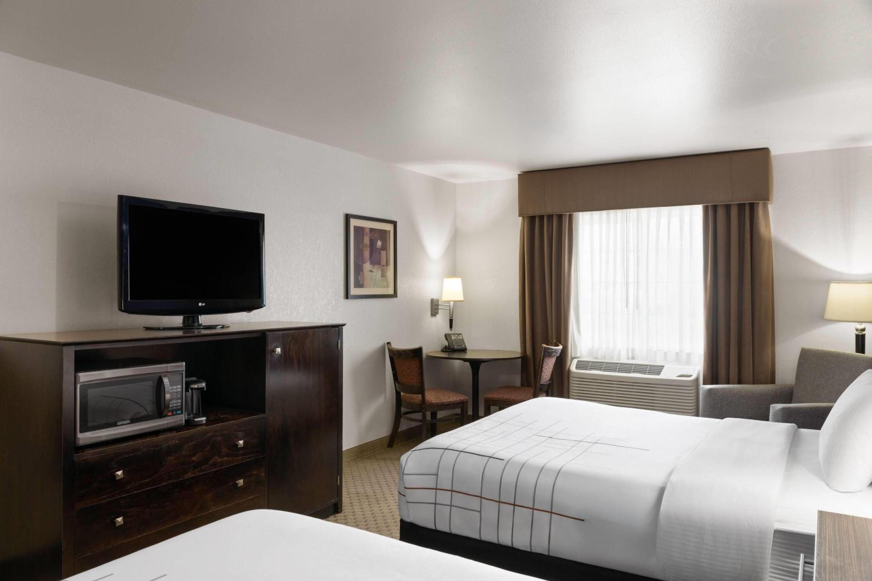 Queen Room with Two Queen Beds and Mobility/Hearing Access - Non-Smoking photo 2