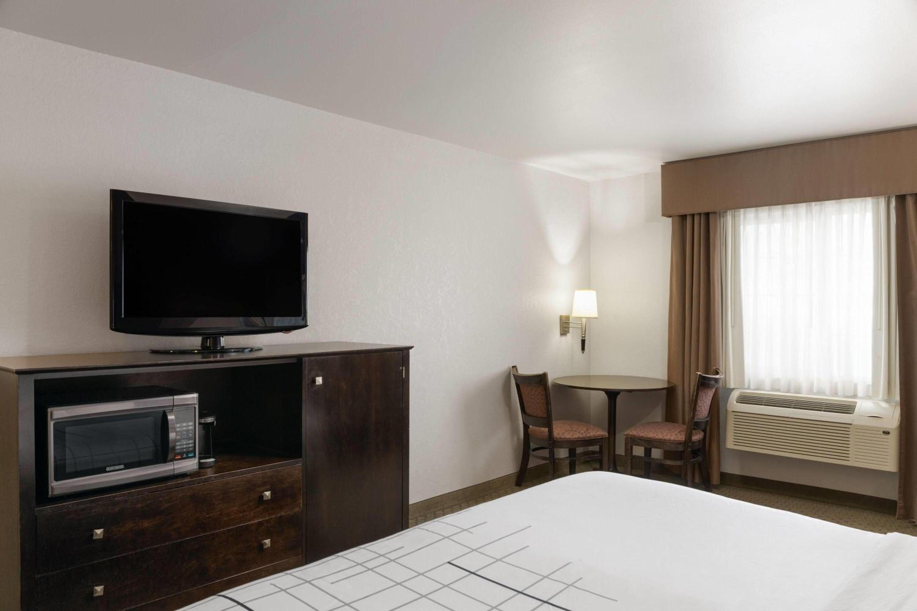 King Room with Mobility/Hearing Impaired Access - Non-Smoking - Photo 4