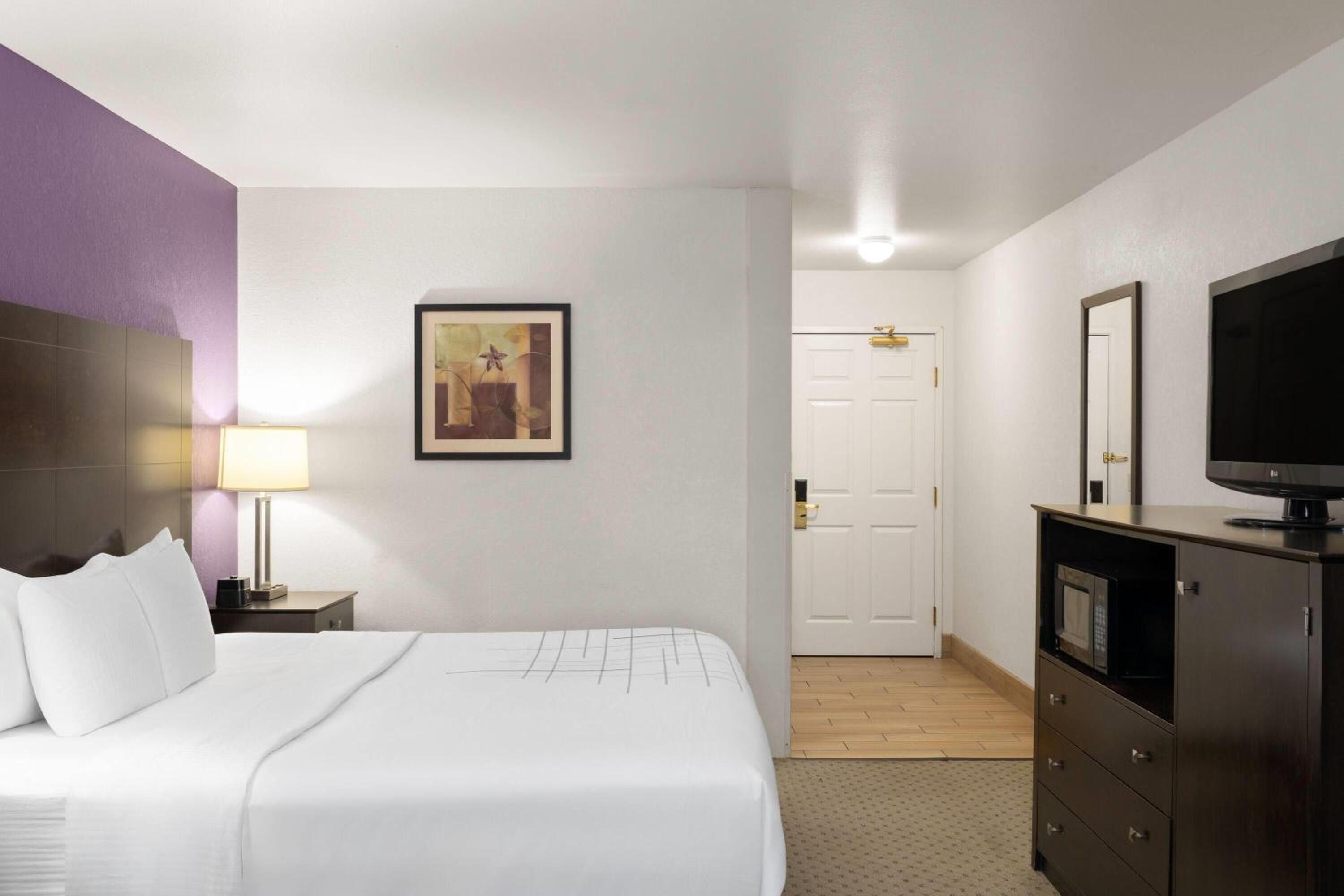 King Room with Mobility/Hearing Impaired Access - Non-Smoking photo 2