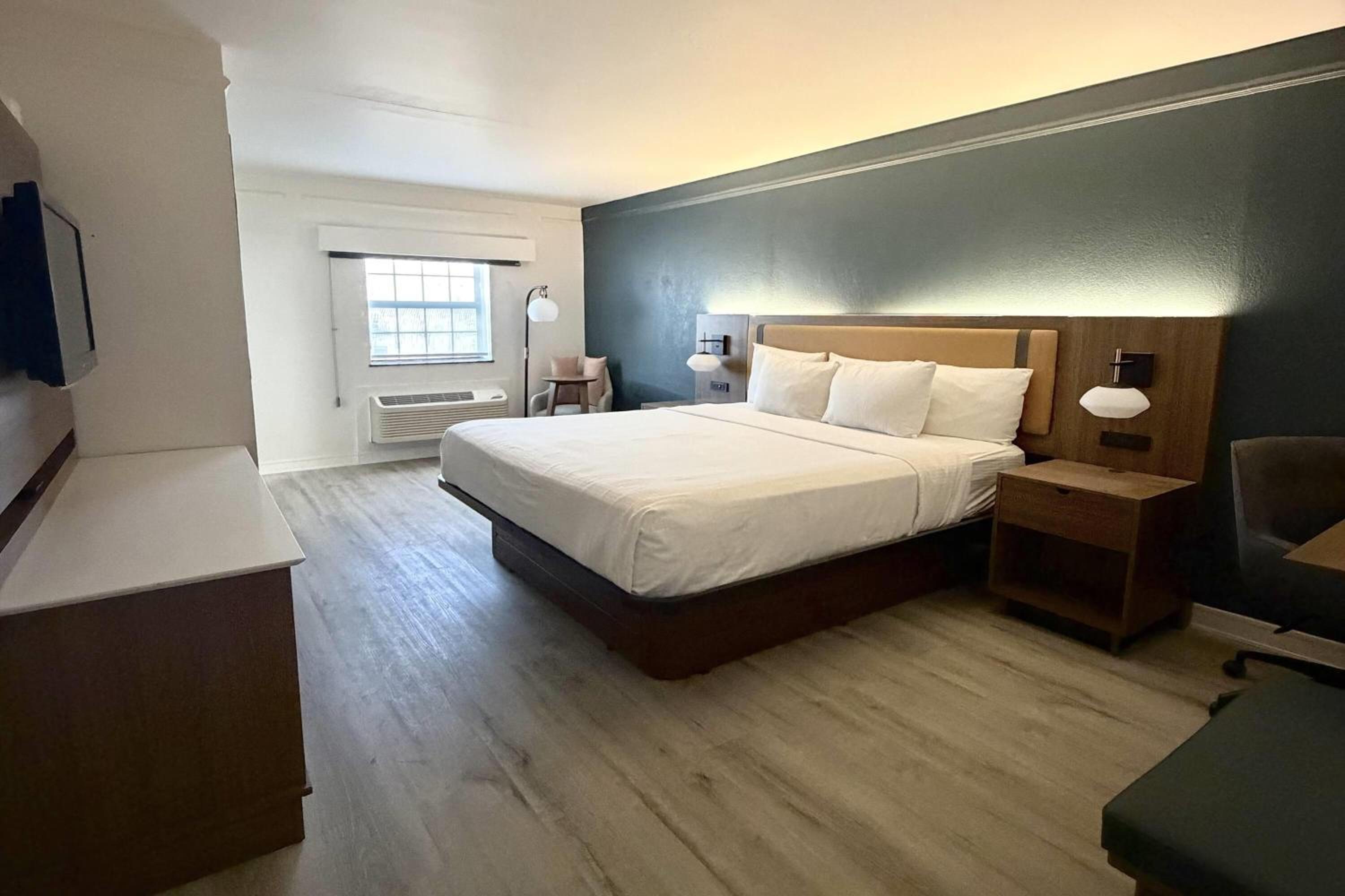 Modern King Room - Non-Smoking - Photo 2