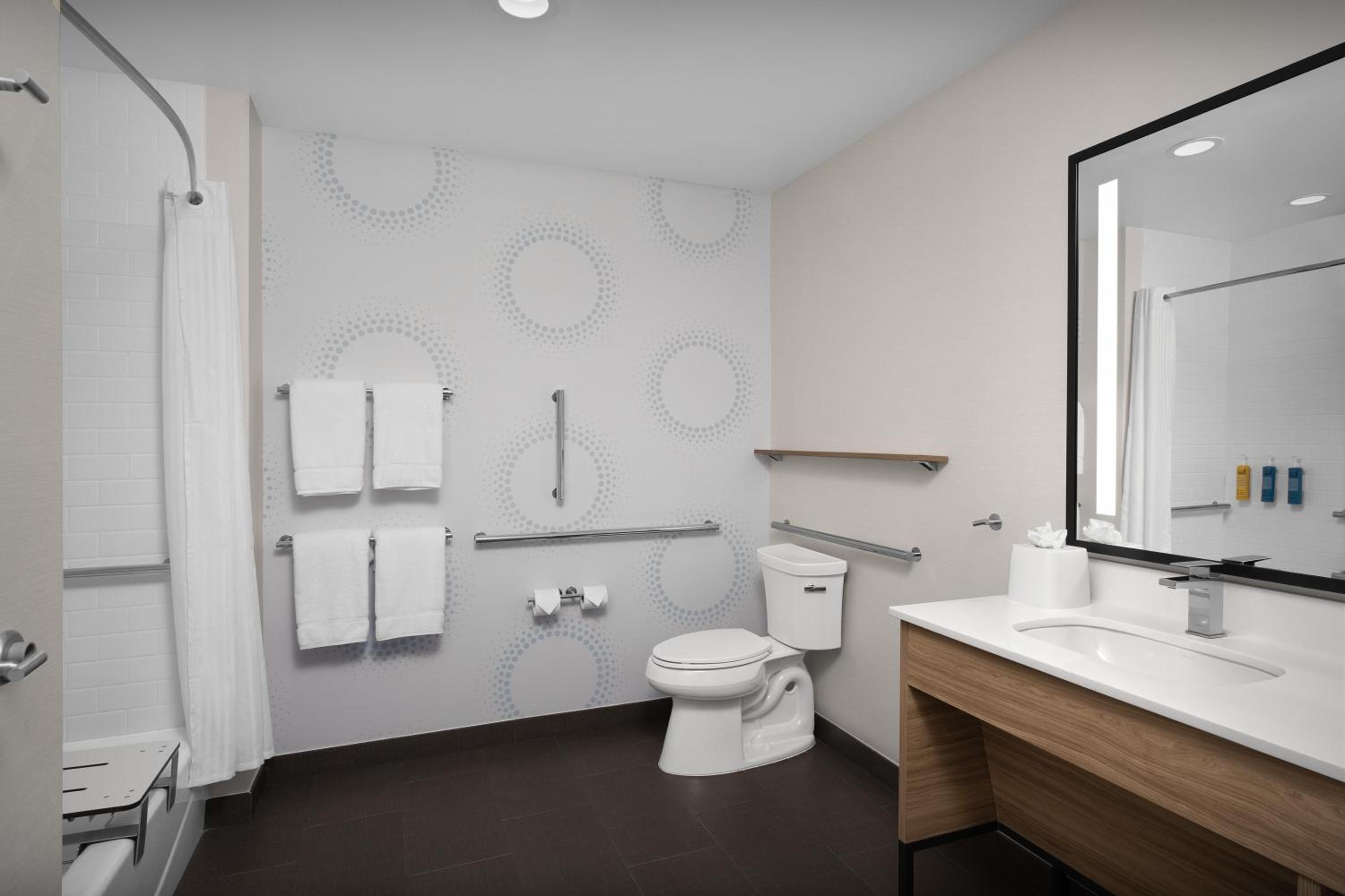Queen Room with Two Queen Beds - Mobility Access photo 1