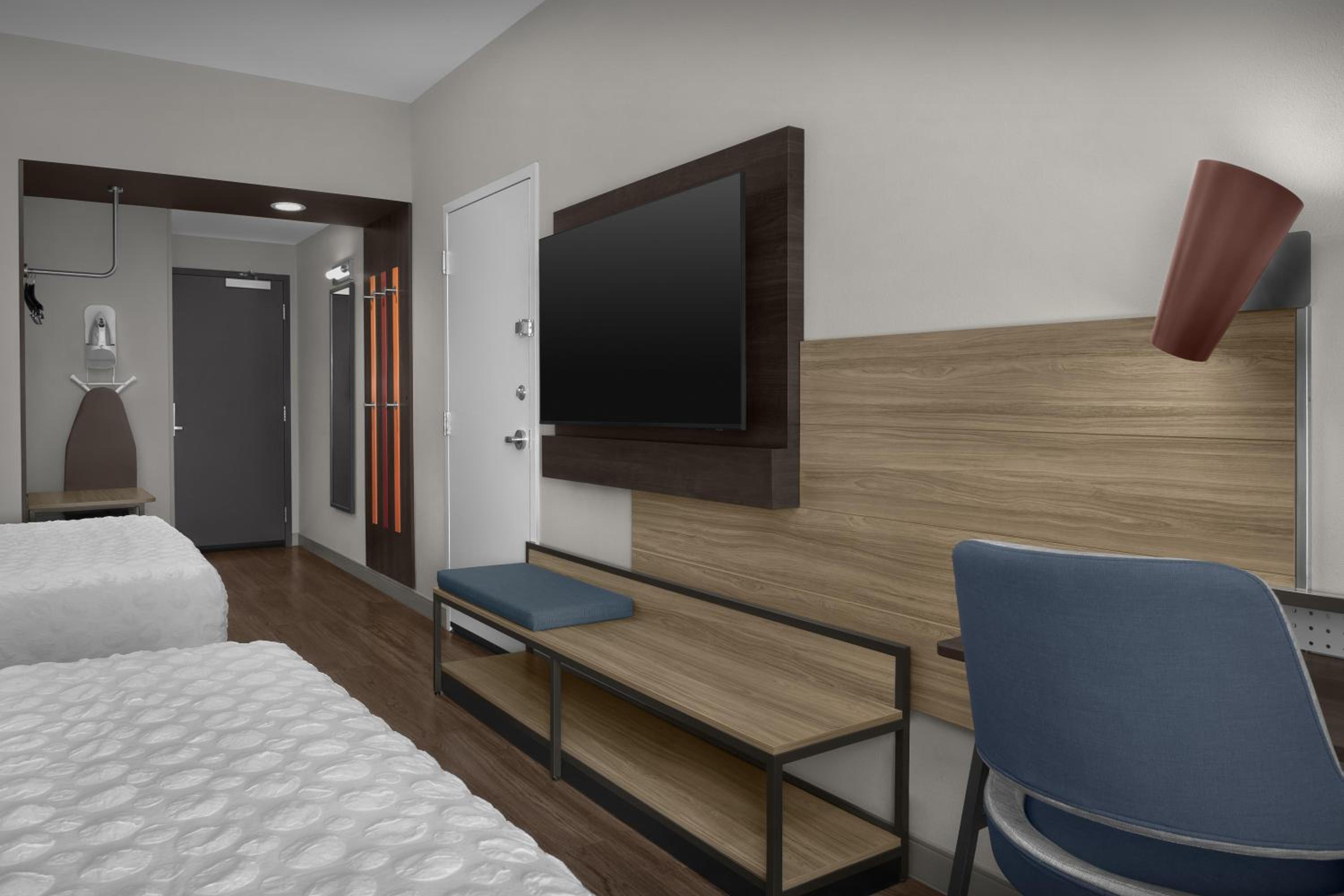 Queen Room with Two Queen Beds - Hearing Access photo 1