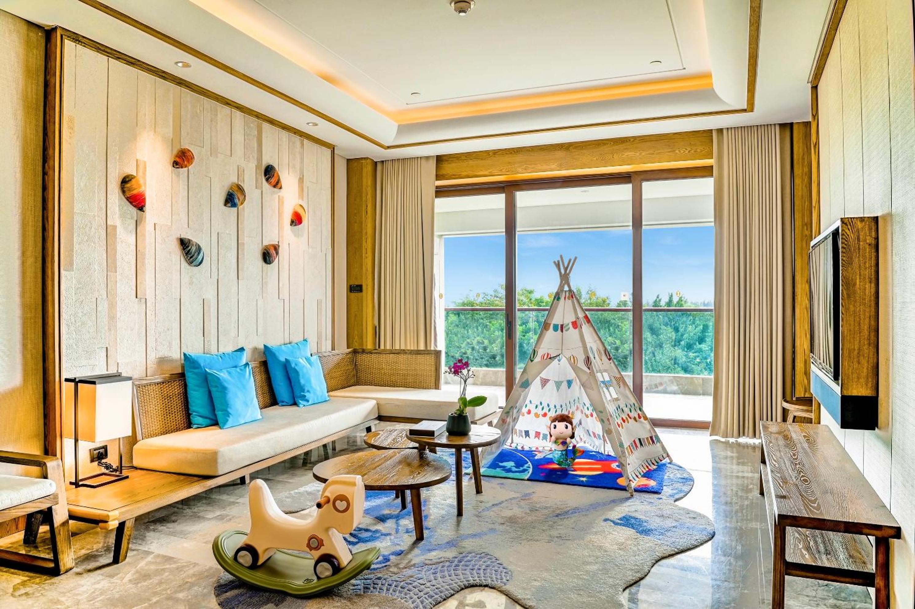 One-Bedroom Suite with One King Bed and One Single Bed