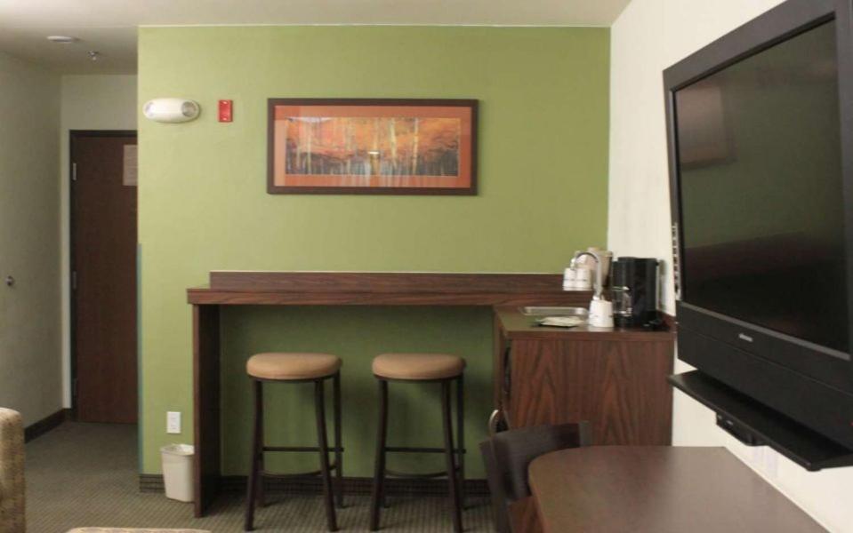 Queen Suite - Non-Smoking - Photo 7