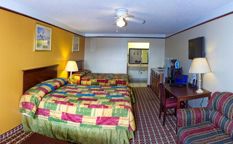 Queen Room with Two Queen Beds - Photo 3