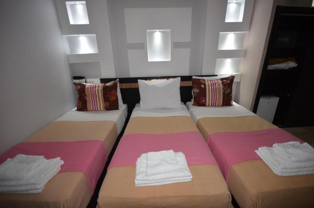 Deluxe Double Room (2 Adults + 1 Child)