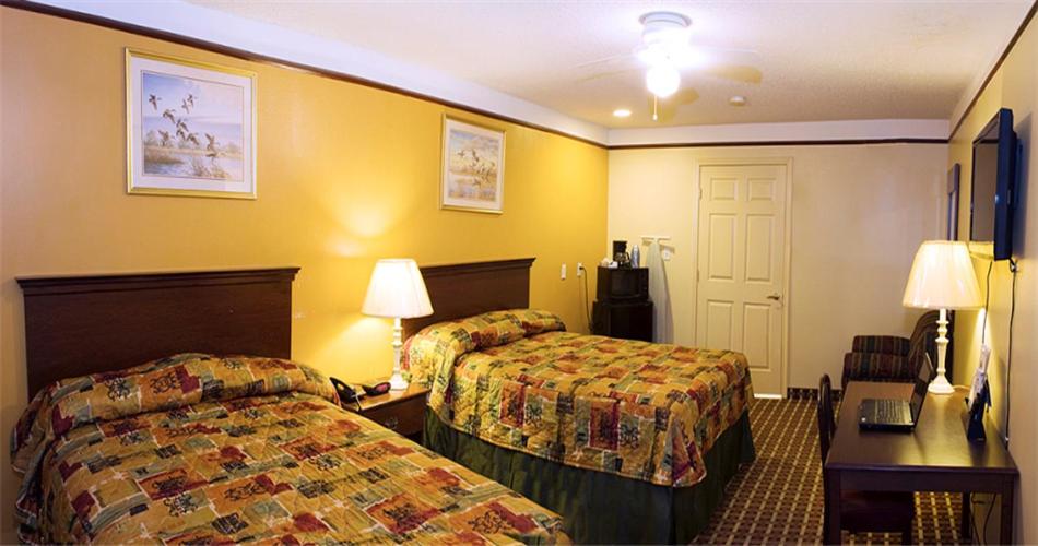 Queen Room with Two Queen Beds - Photo 2