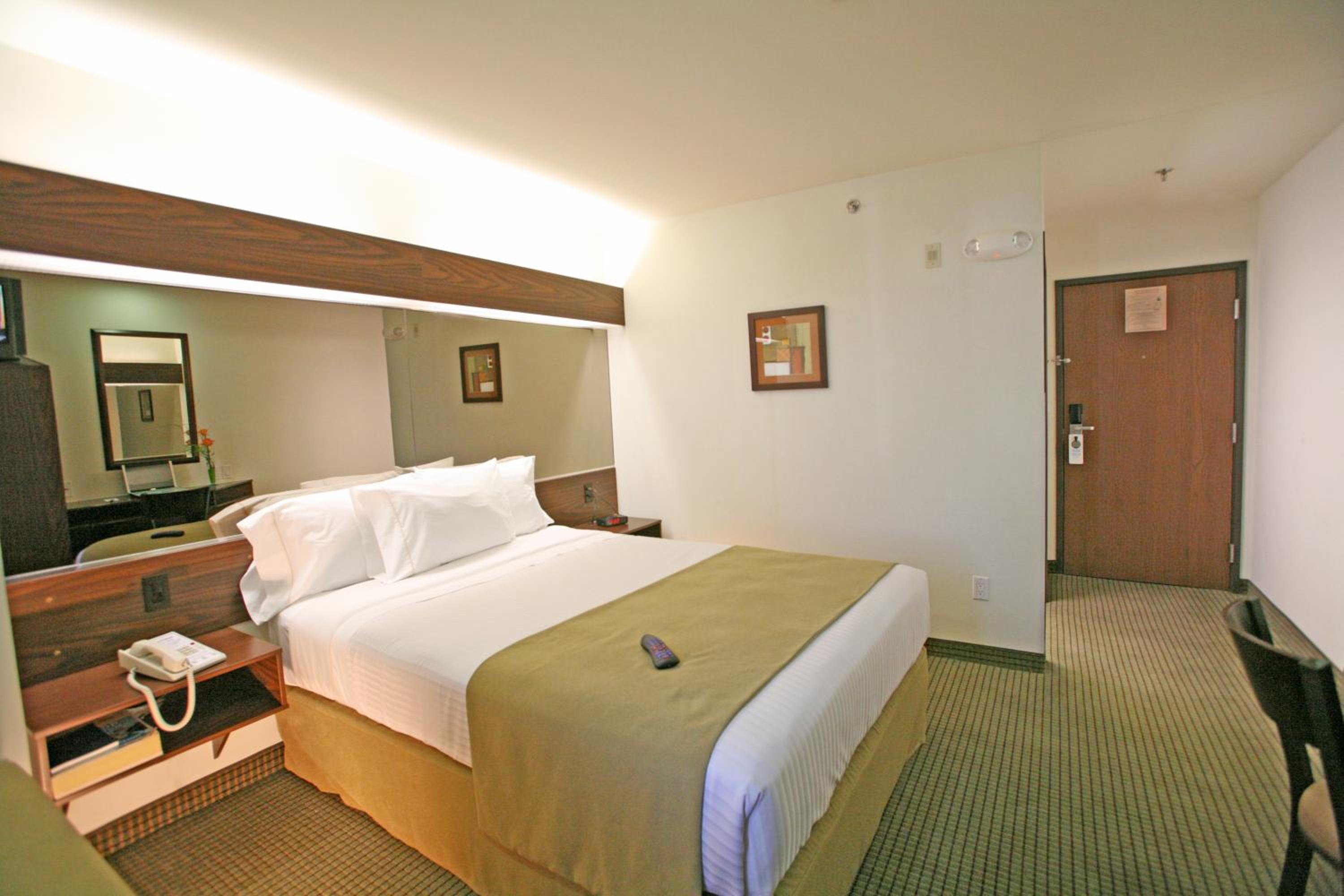 Queen Room - Non-Smoking - Photo 7