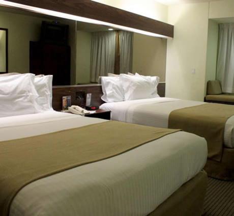 Queen Room with Two Queen Beds - Non-Smoking - Photo 7