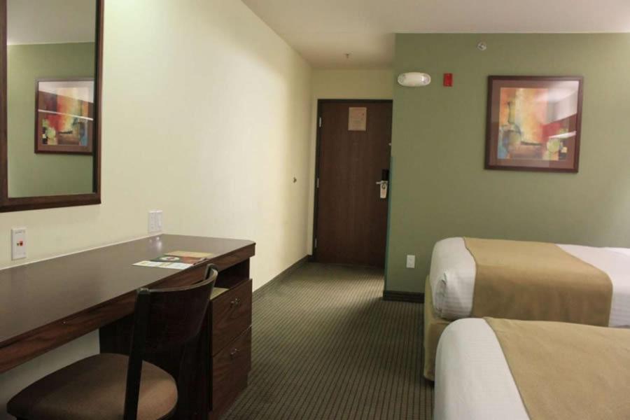 Queen Room with Two Queen Beds - Disability Access/Non-Smoking - Photo 4