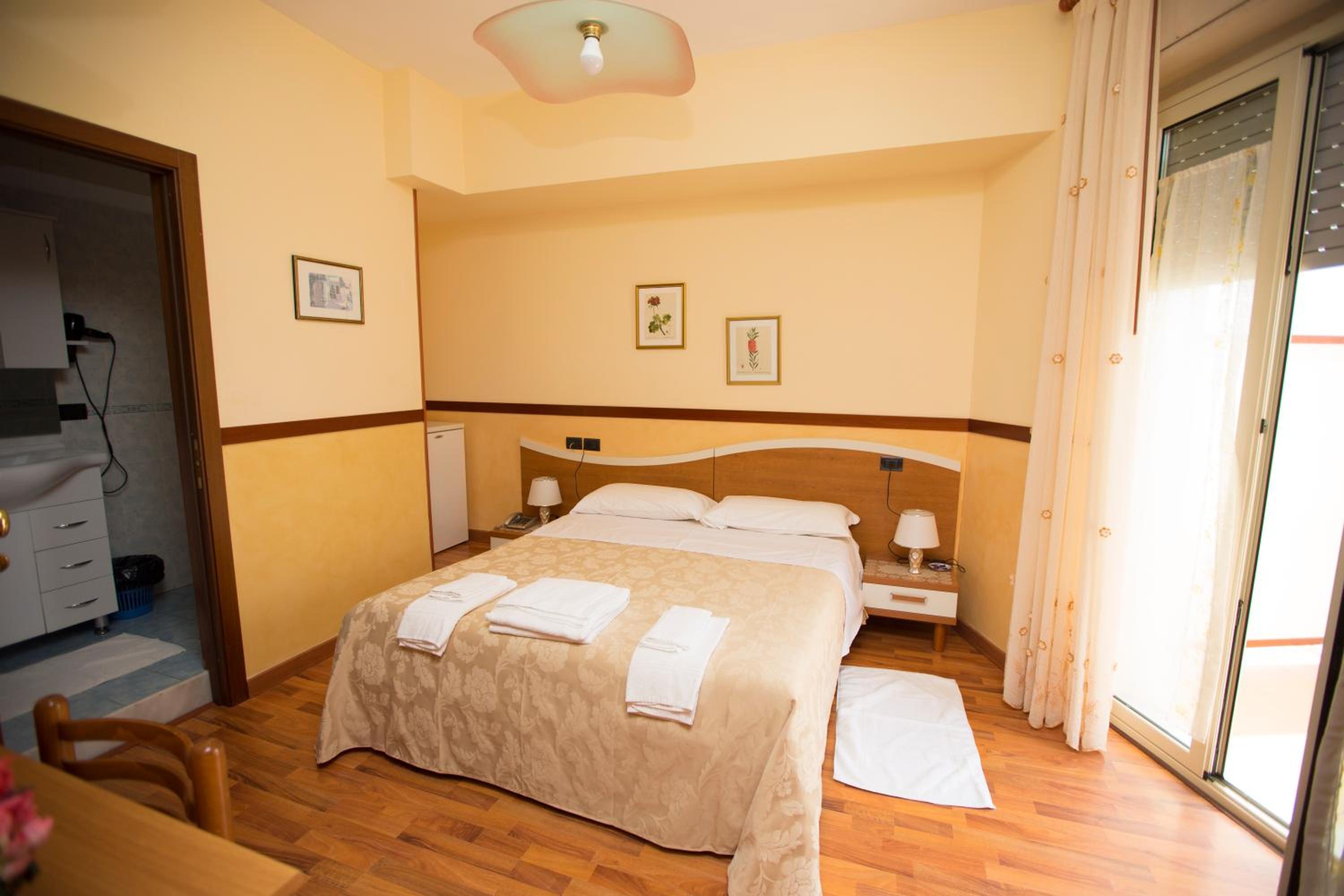 Standard Double Room - Photo 2