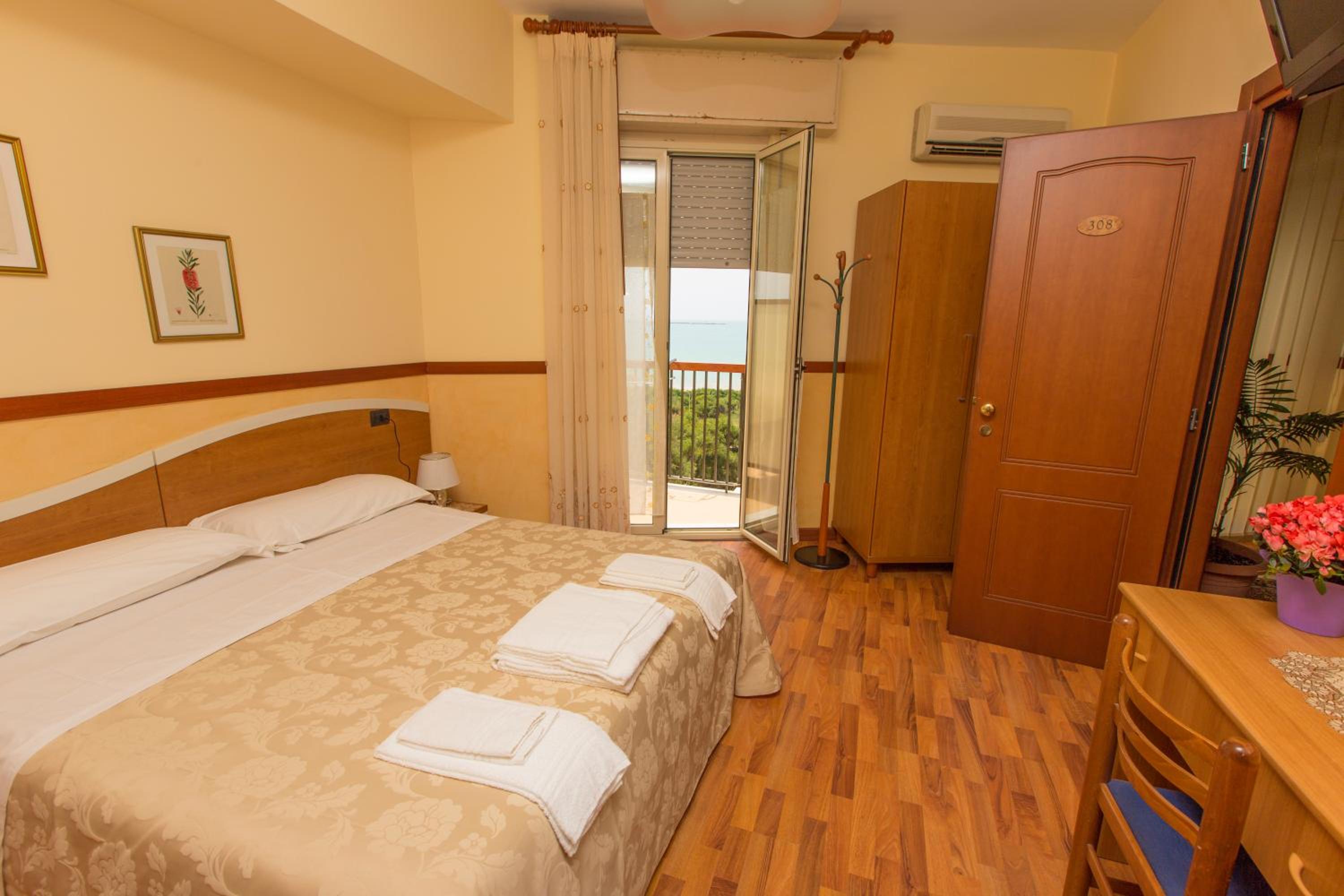 Standard Double Room - Photo 1