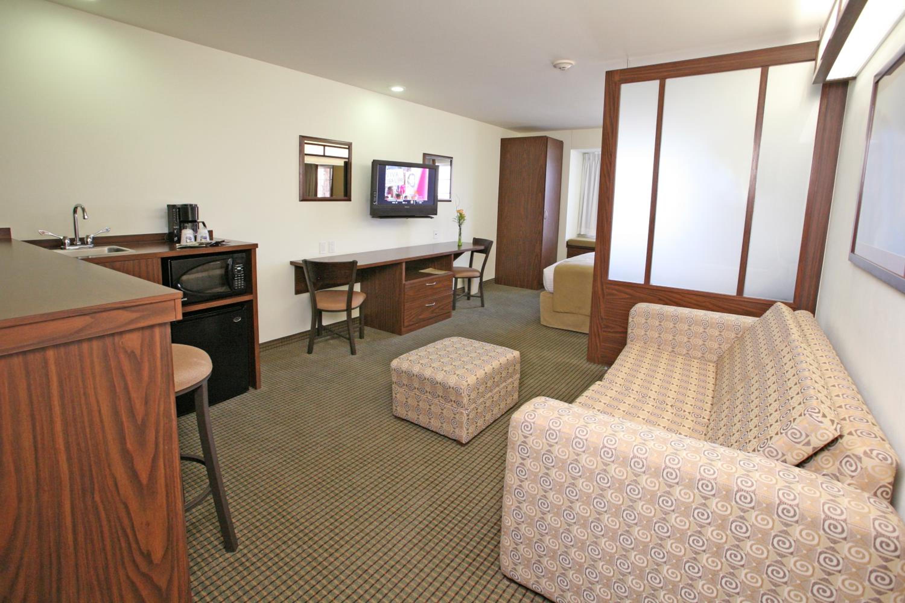 Queen Suite - Non-Smoking - Photo 9