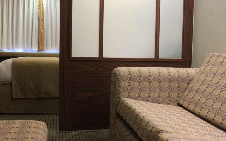 Queen Suite - Non-Smoking - Photo 4