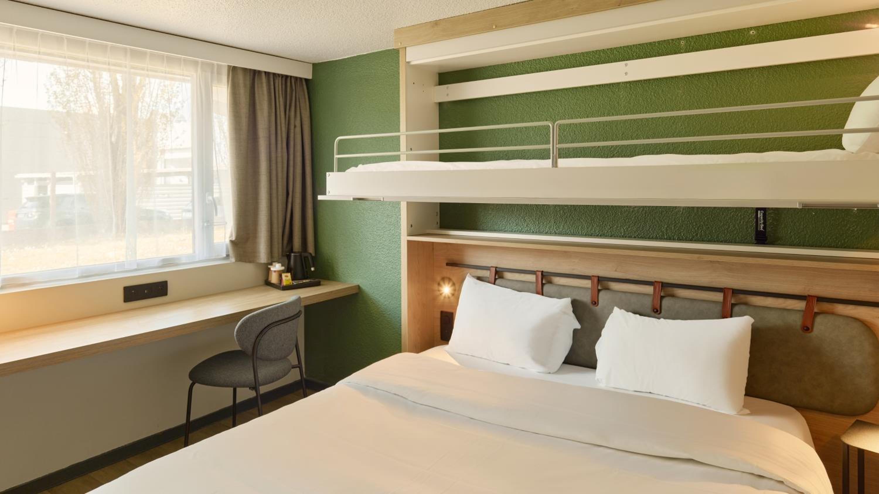 Standard Room - 2 Single Beds 1 Bunk Bed - Photo 3