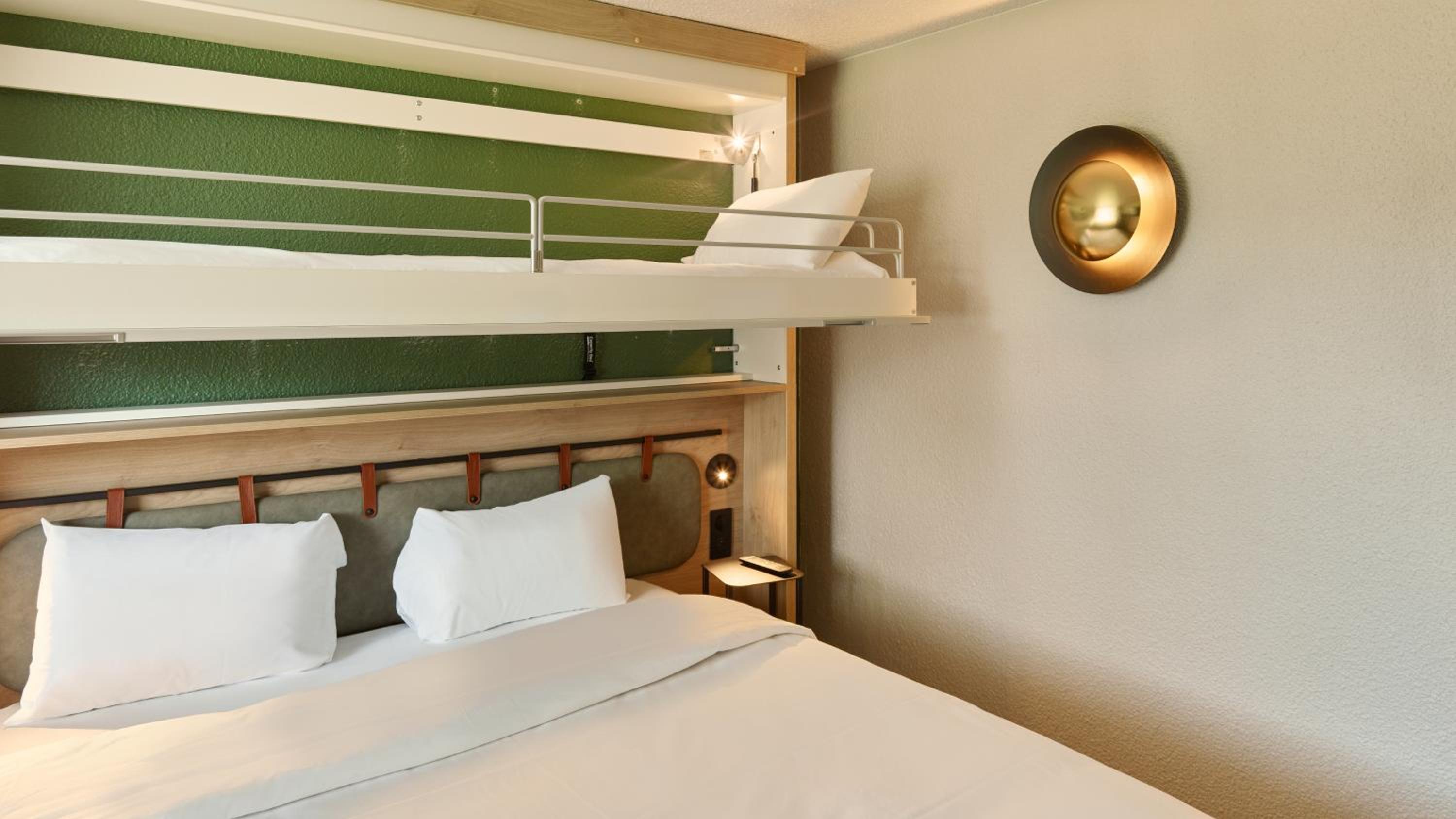 Standard Room - 2 Single Beds 1 Bunk Bed - Photo 4