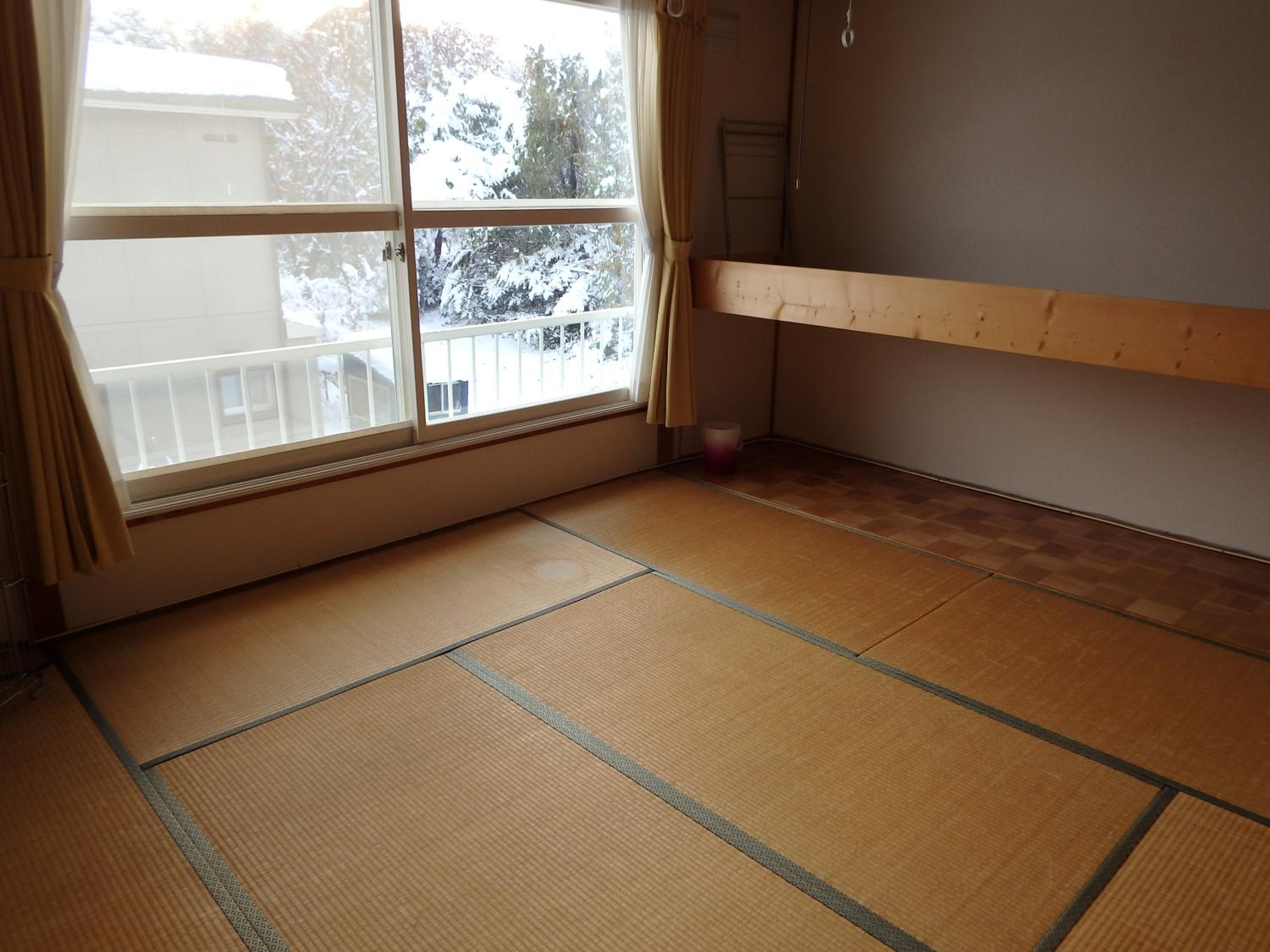 Japanese-Style Family Room with Shared Bathroom photo 3