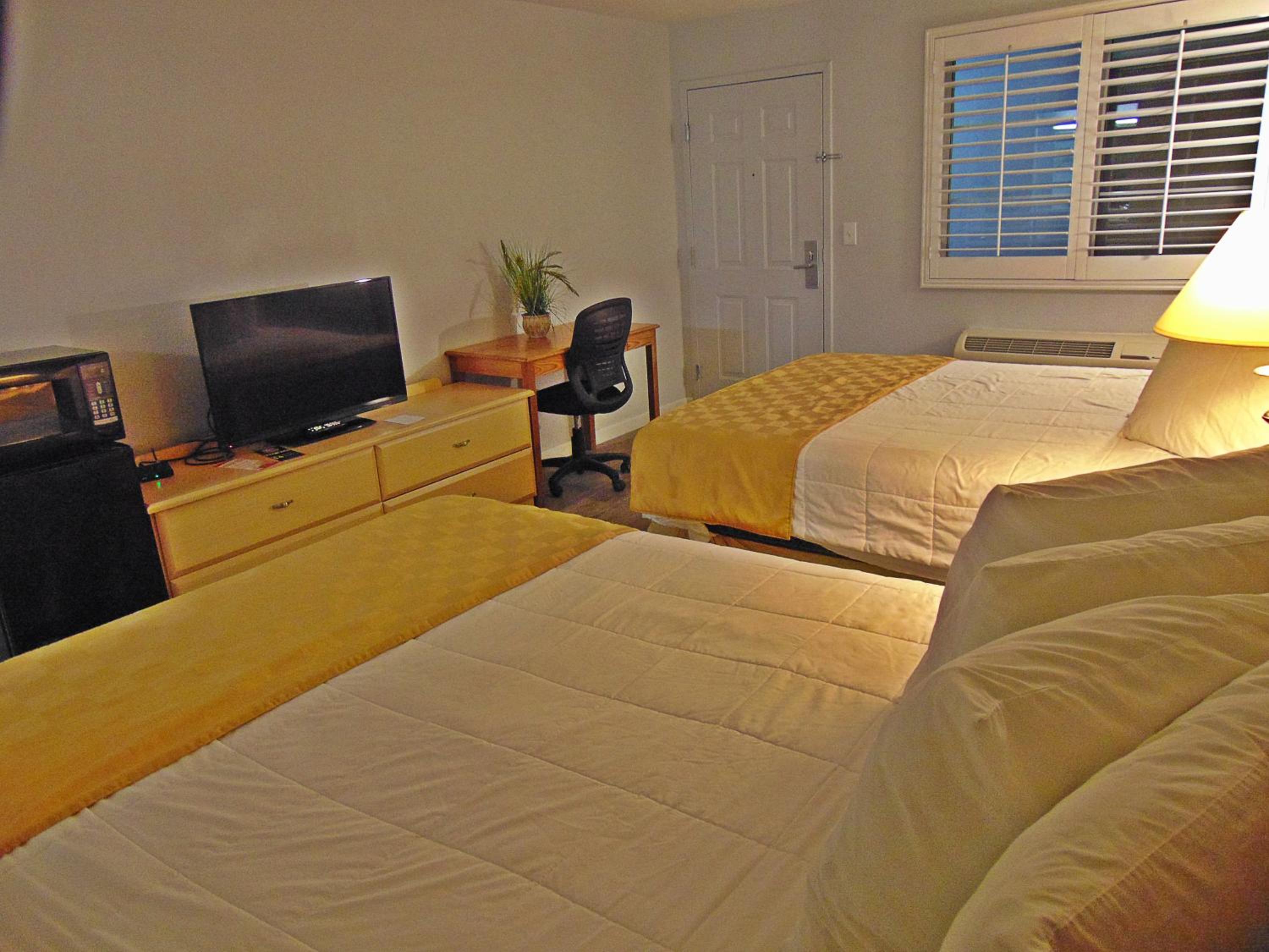 Queen Room with Two Queen Beds - Non-Smoking - Photo 2