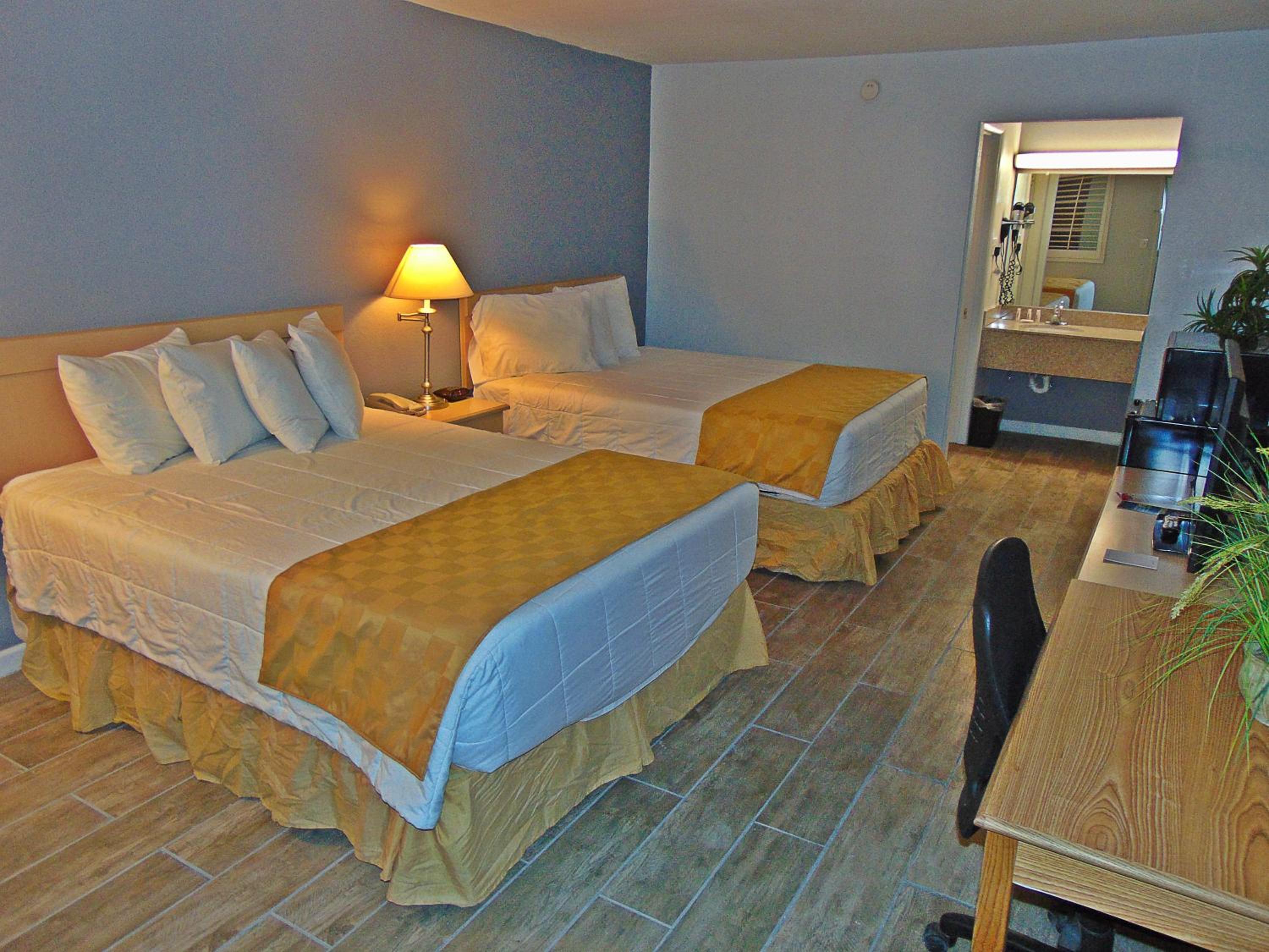 Queen Room with Two Queen Beds - Non-Smoking - Photo 3