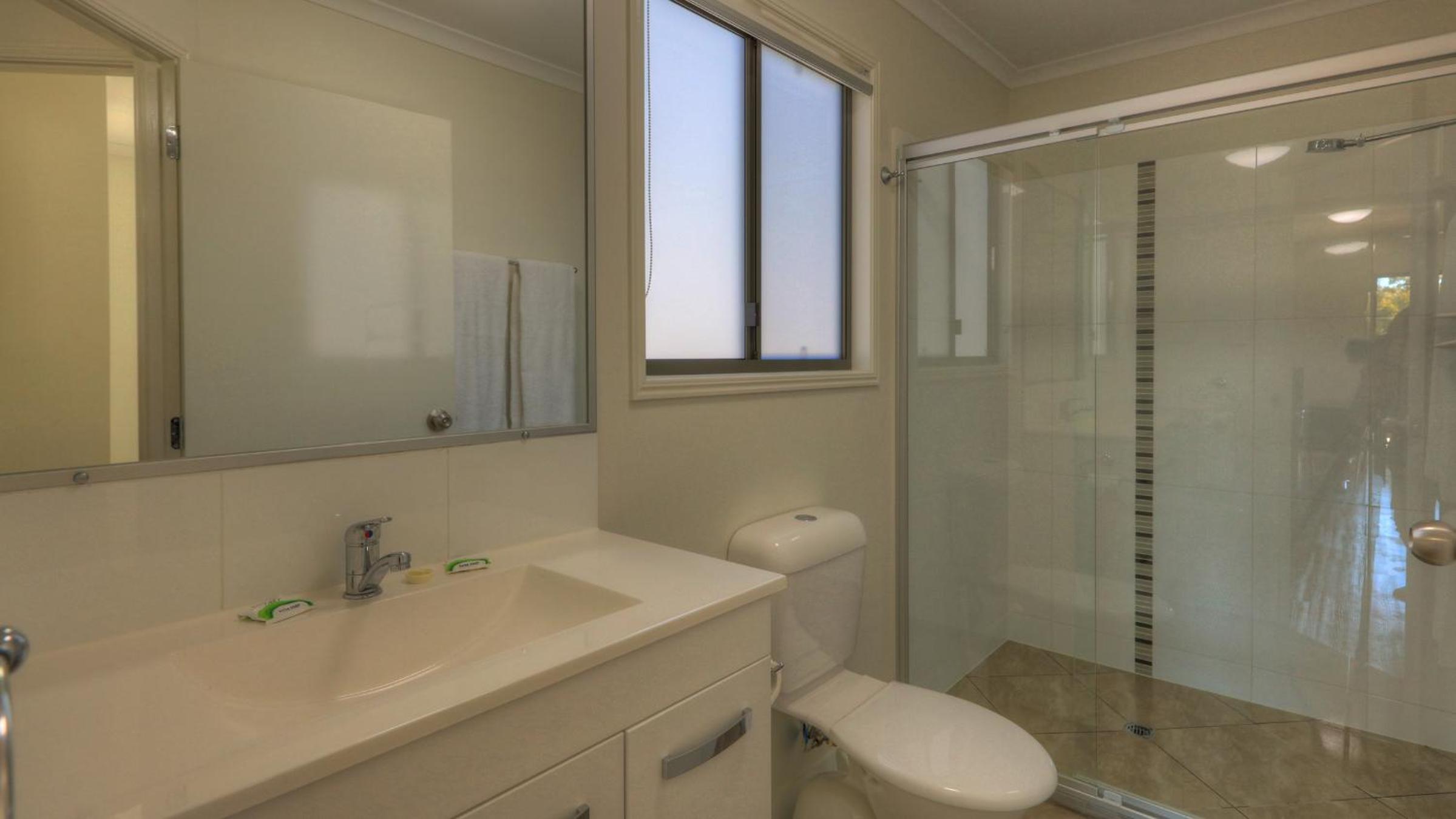 Deluxe Two-Bedroom Cabin - Photo 3
