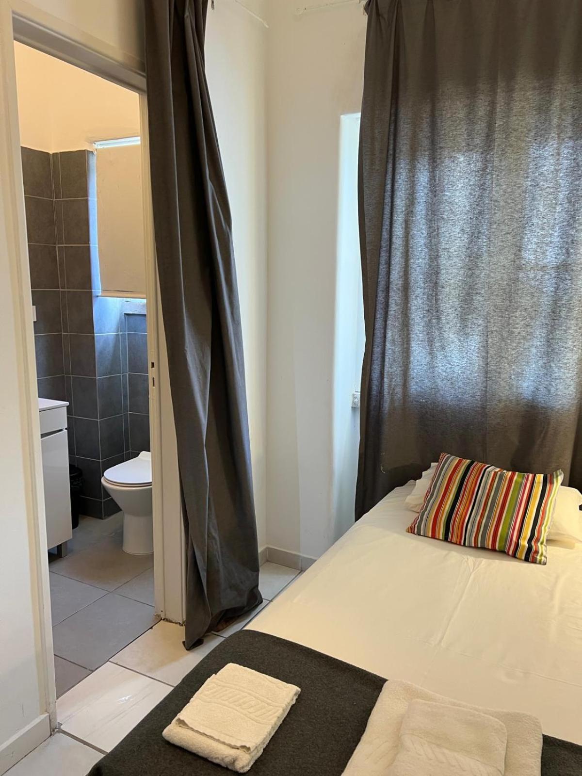 Small Single Room photo 2