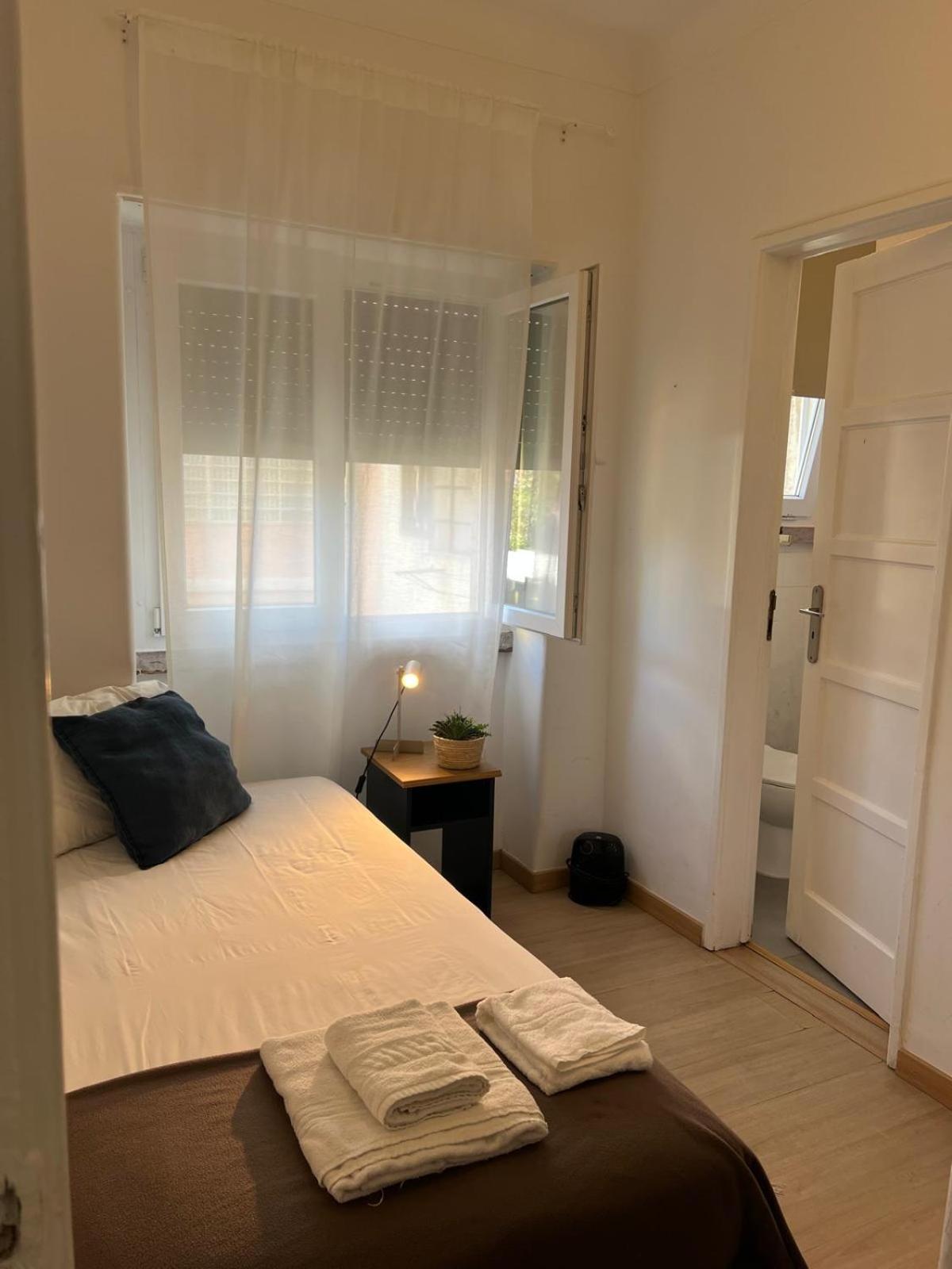 Single Room with Private Bathroom photo 1
