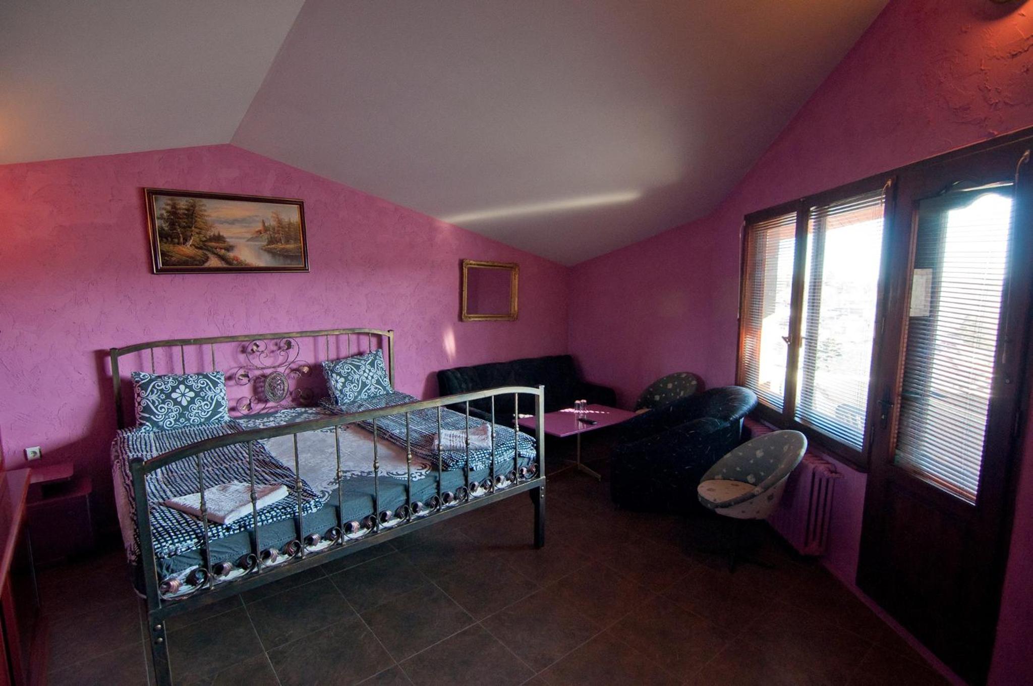Large Double Room - Photo 1