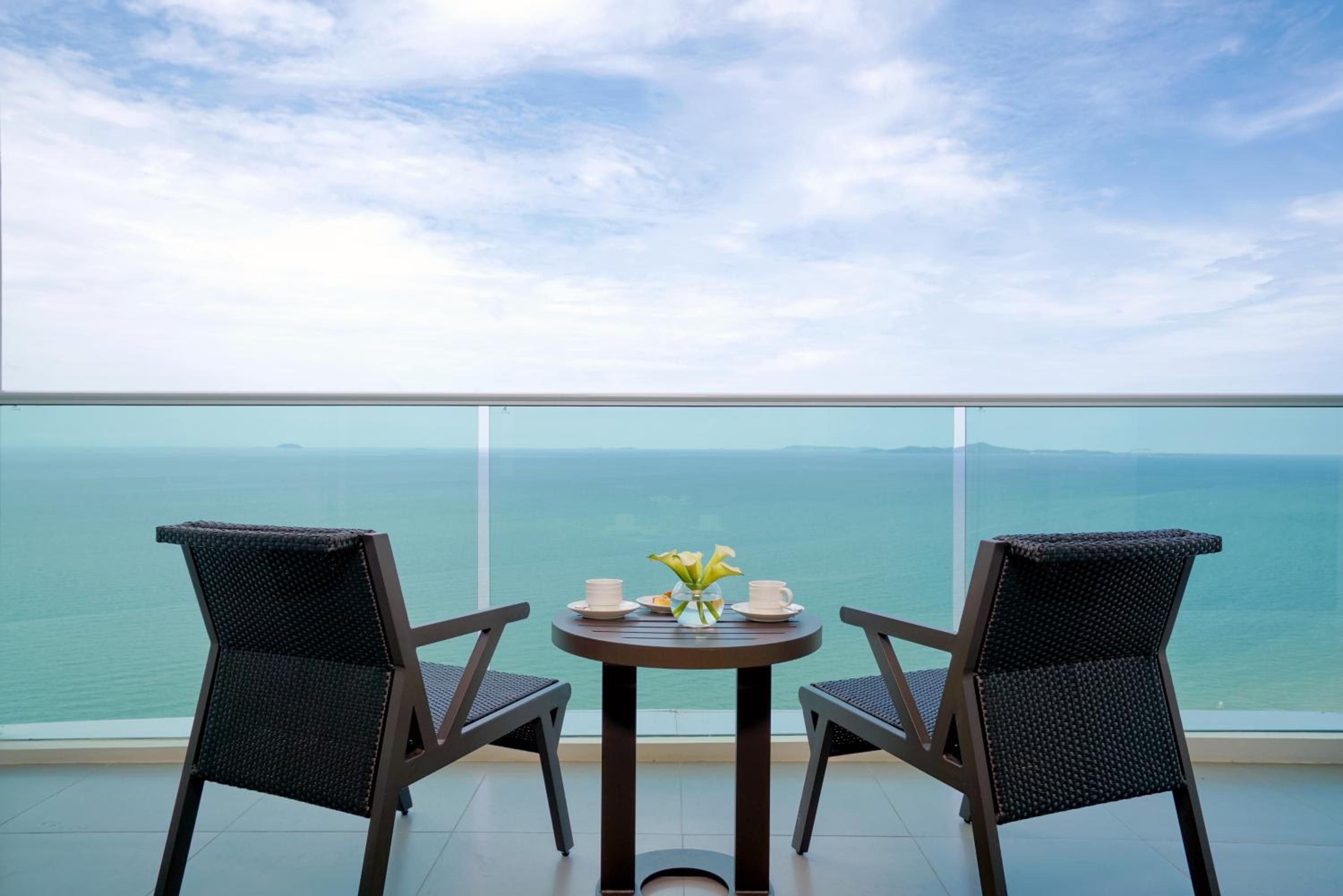 Junior King Suite with Sea View - Photo 2