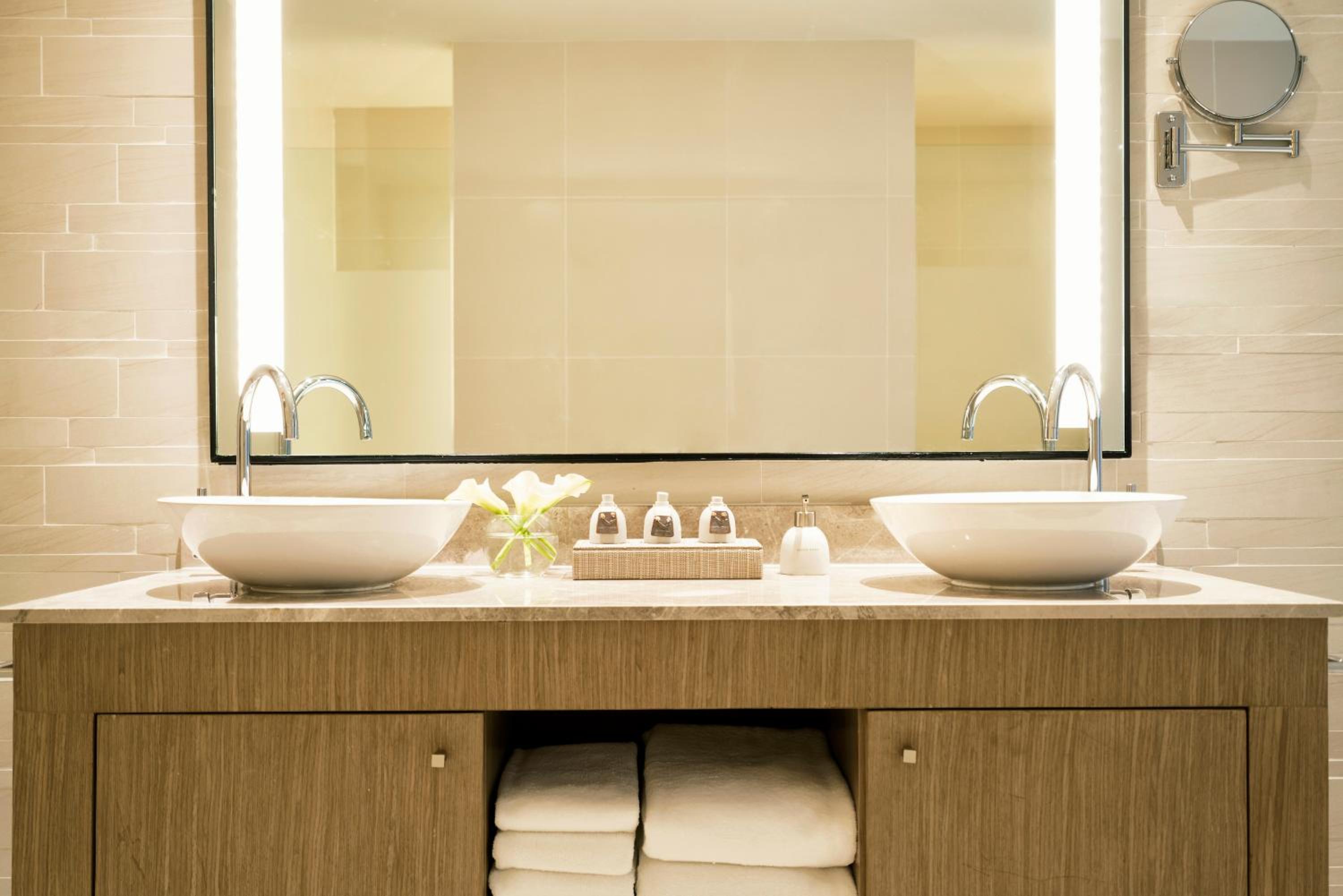 Premium King Room with Sea View - Photo 3