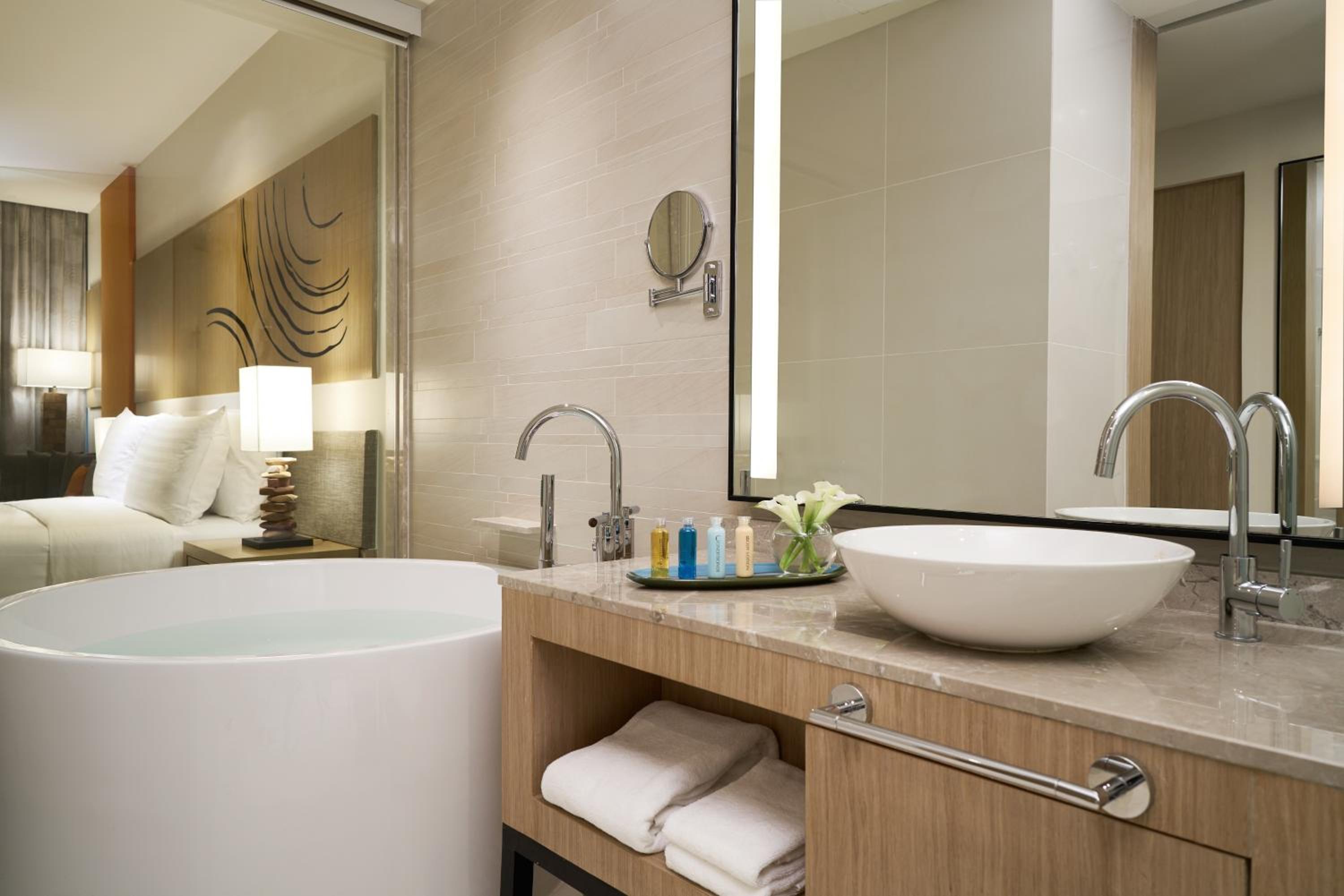 Premium King Room with Sea View - Photo 4