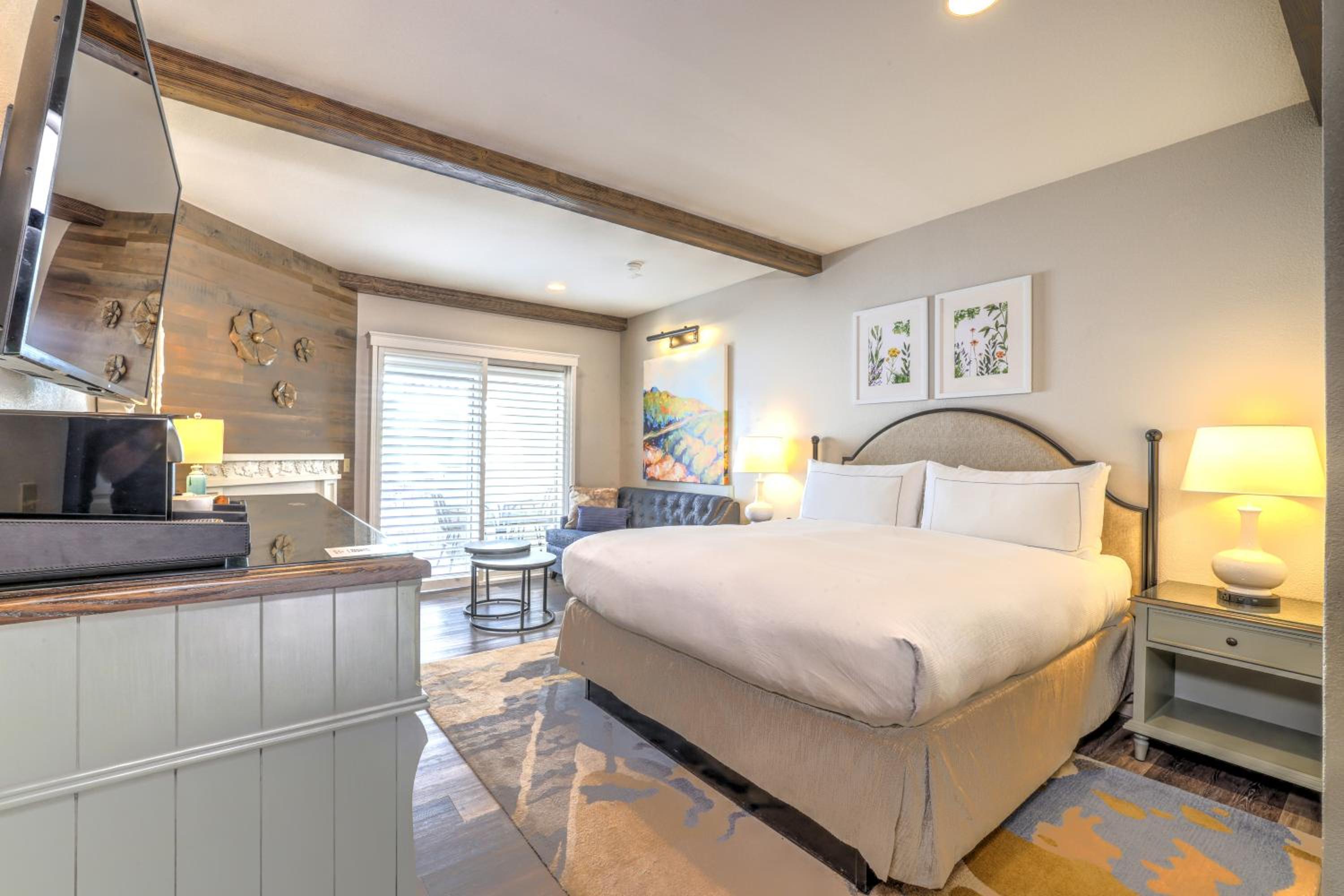 King Room with Balcony and Courtyard View - Photo 4