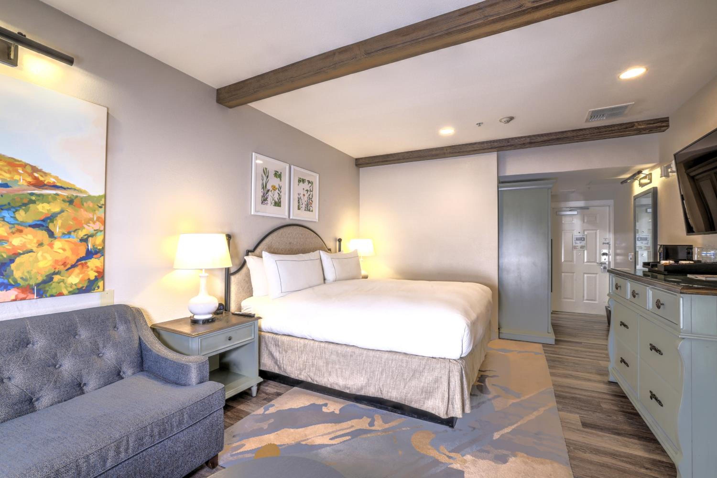 King Room with Balcony and Courtyard View - Photo 5