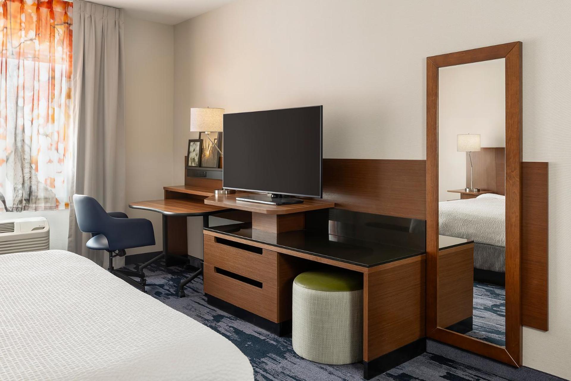 Queen Room with Two Queen Beds and Adapted Tub - Mobility Accessible photo 2