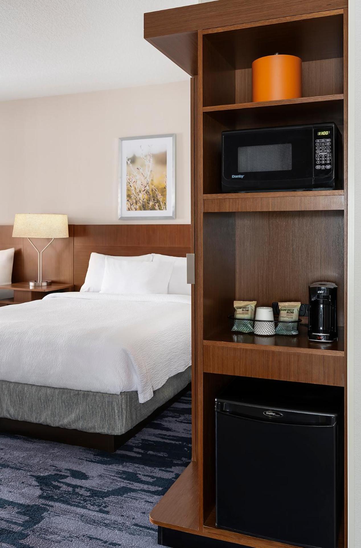 Queen Room with Two Queen Beds and Adapted Tub - Mobility Accessible photo 3