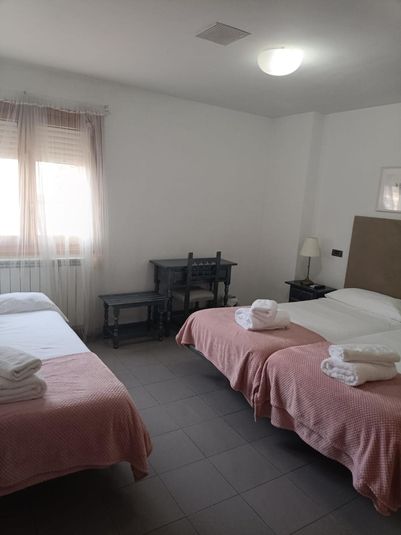 Double Room with Extra Bed - Photo 2