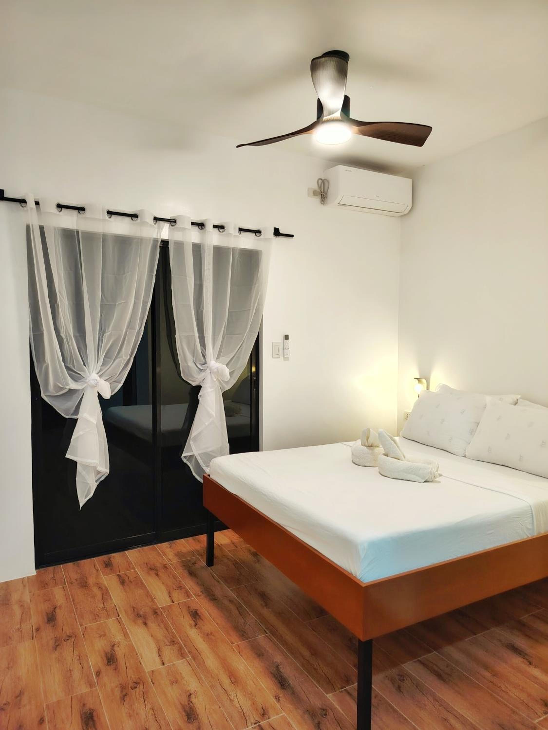 Queen Room with Balcony photo 2