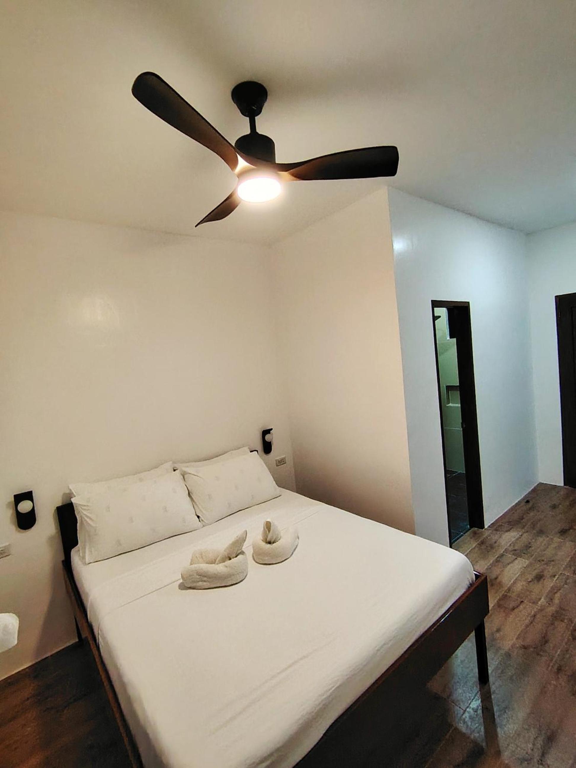 Queen Room with Balcony photo 3