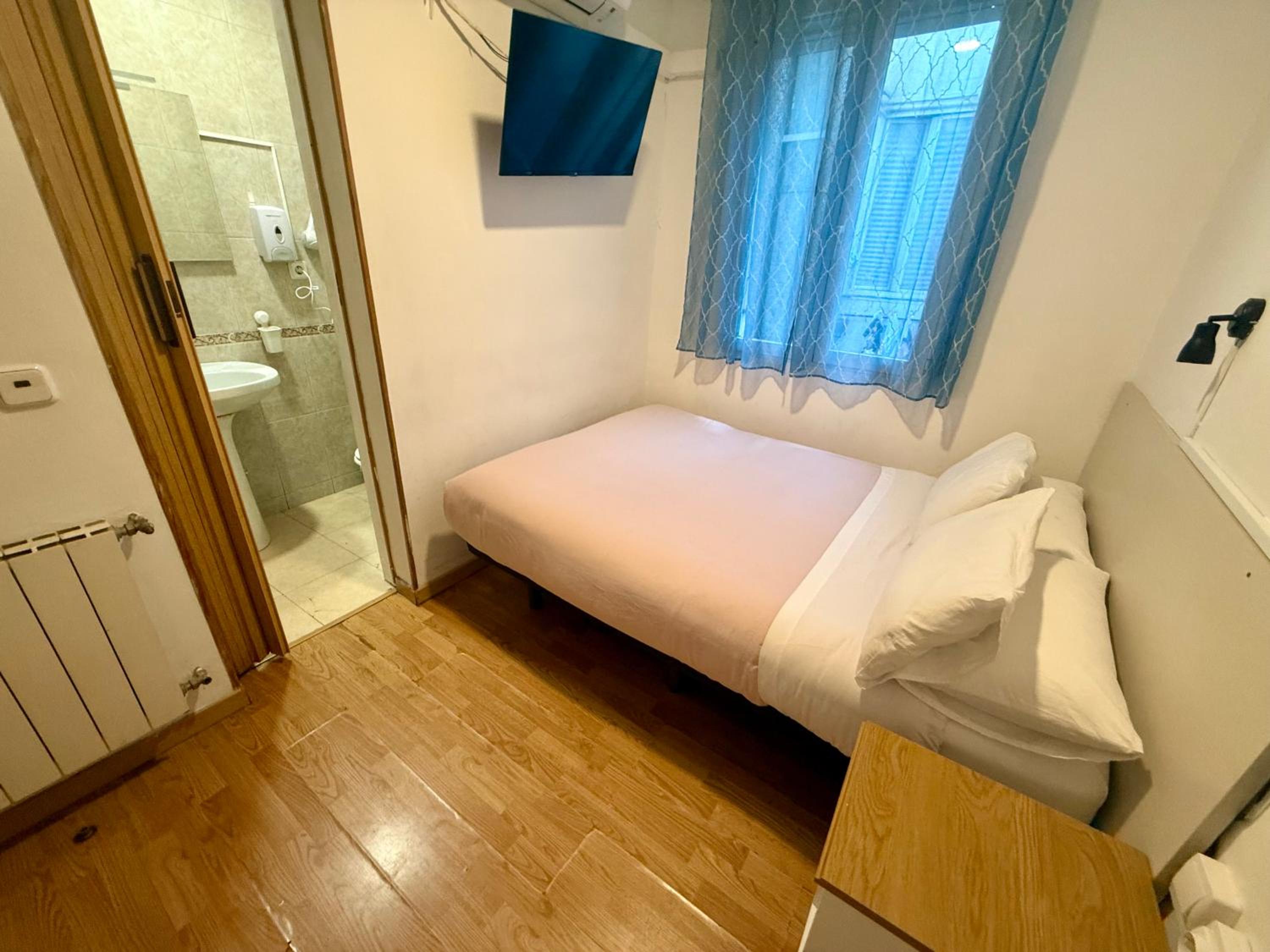 Double Room with Private Bathroom photo 3