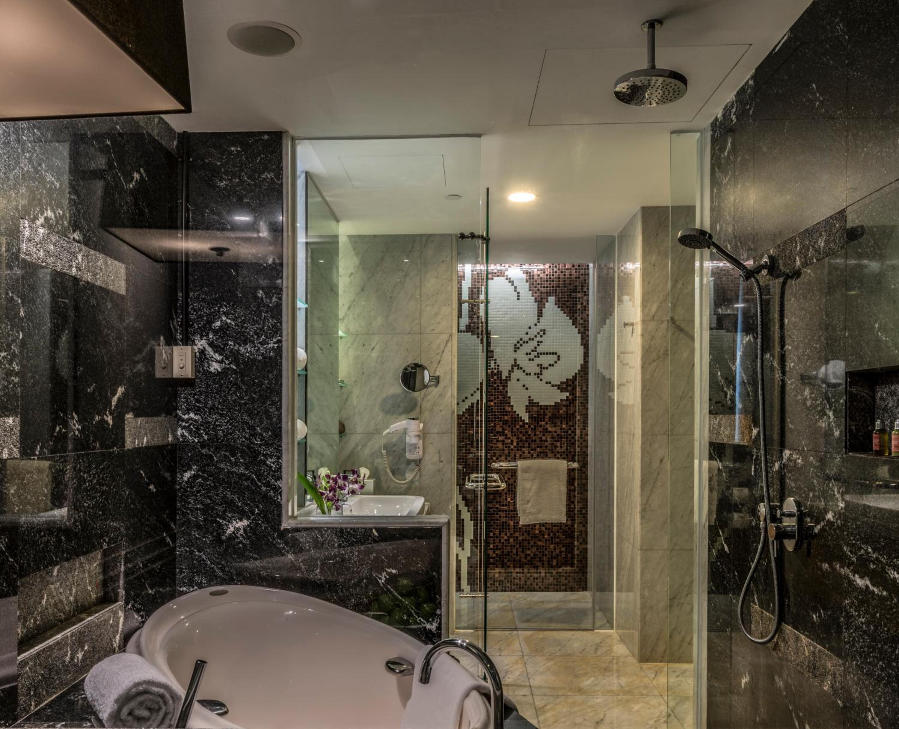 Brown Suite photo 2