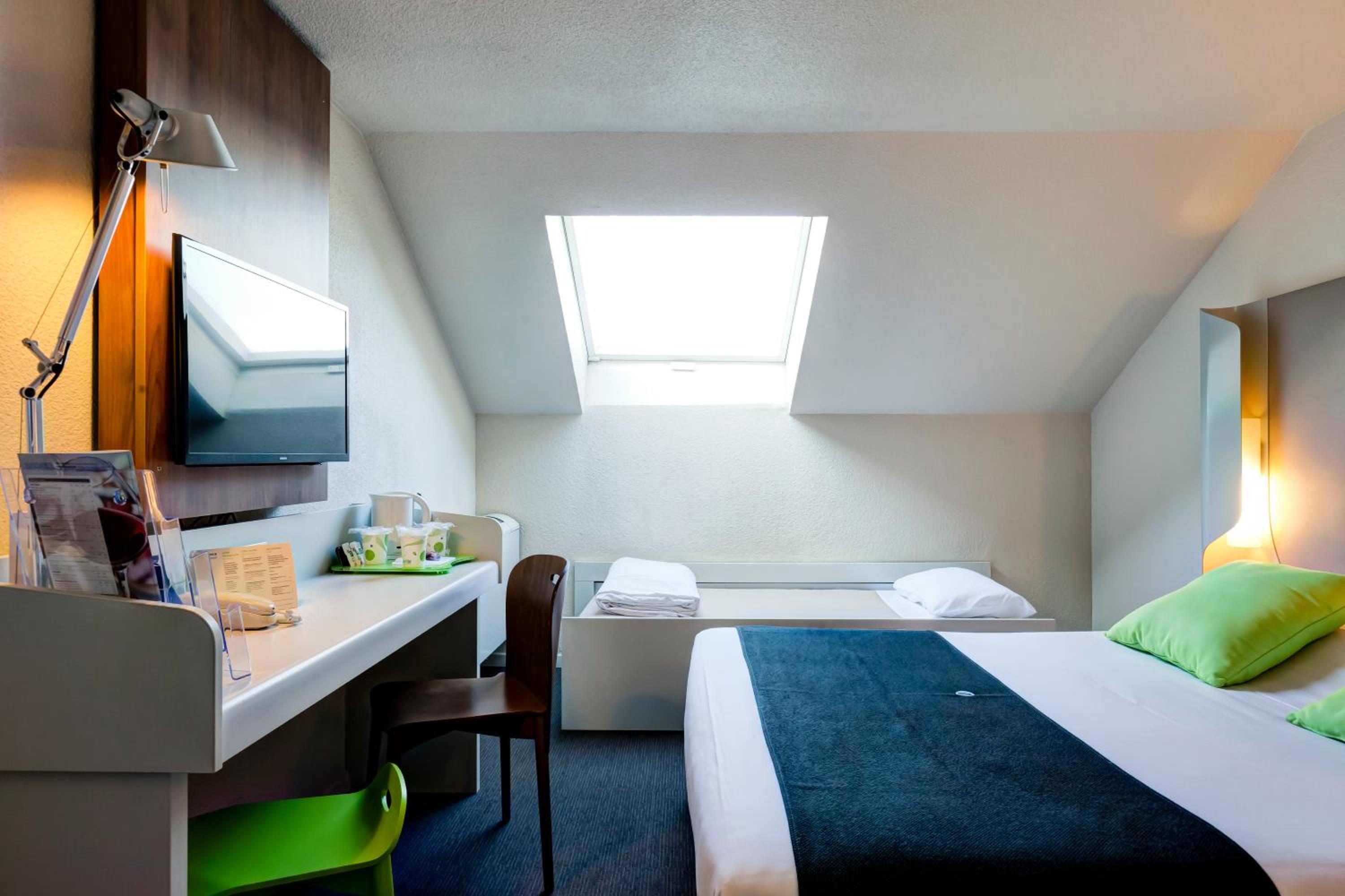 Triple Room (1 Double Bed + 1 Single Bed) photo 2