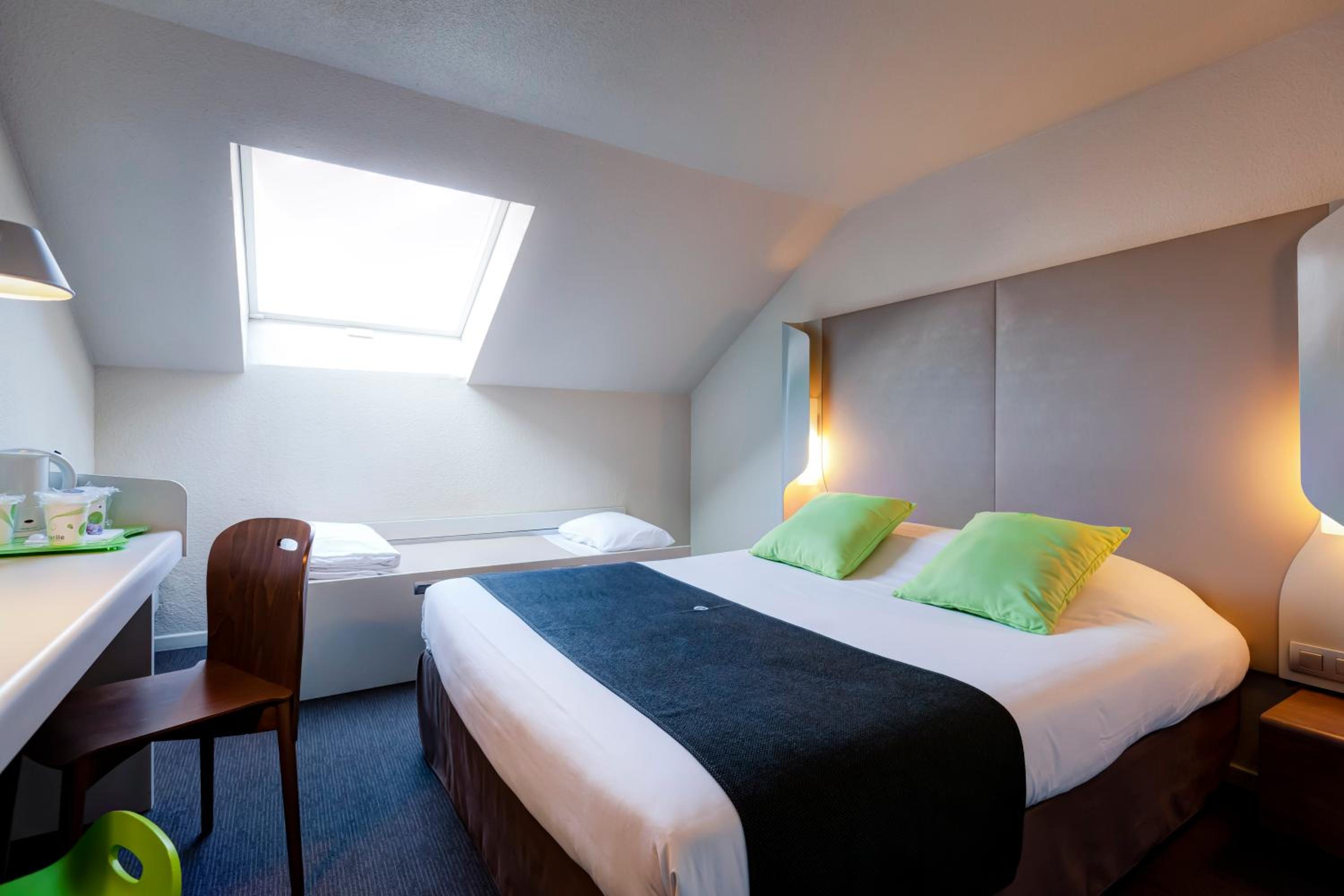 Triple Room (1 Double Bed + 1 Single Bed) photo 3