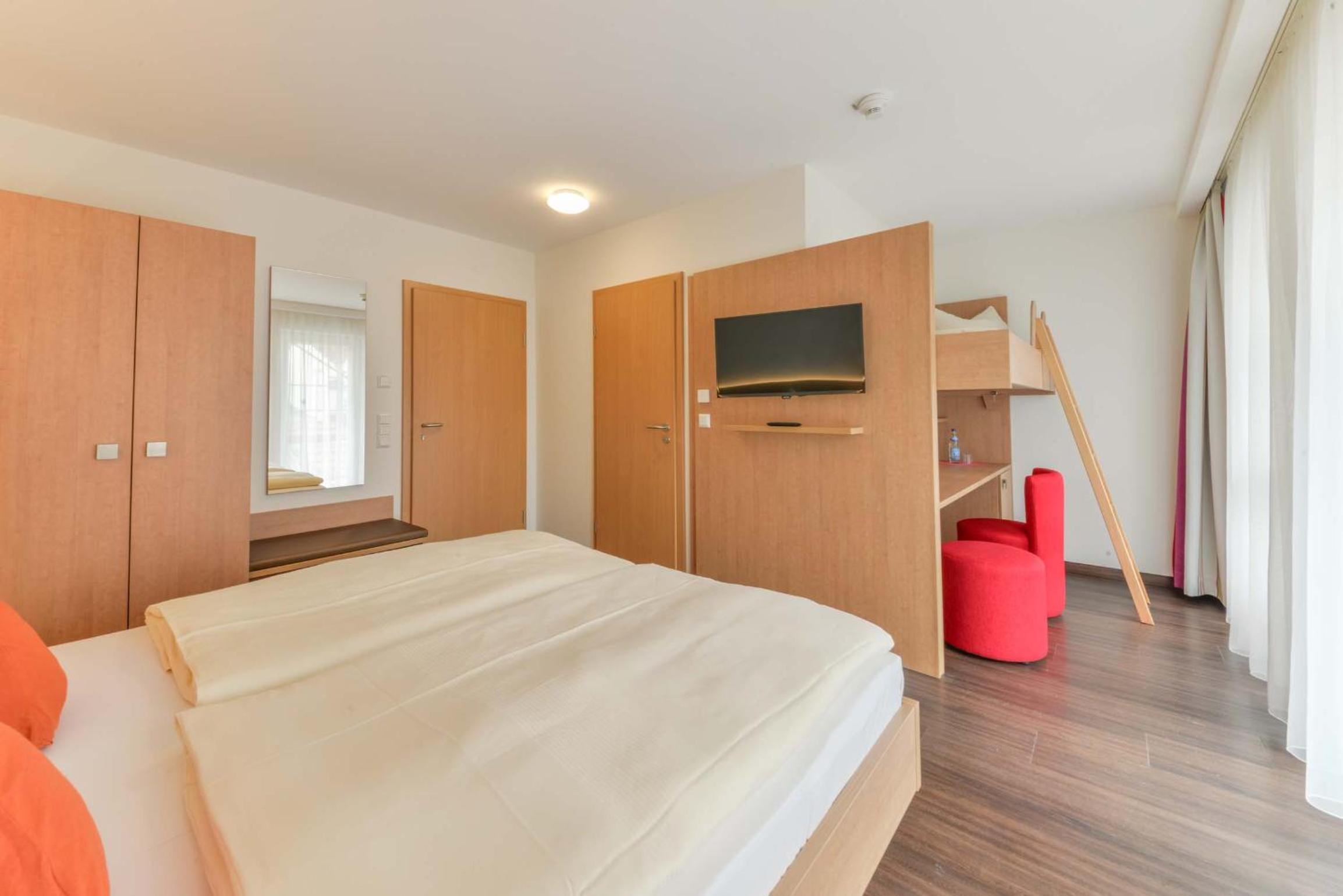 Double Room with Balcony - Photo 3