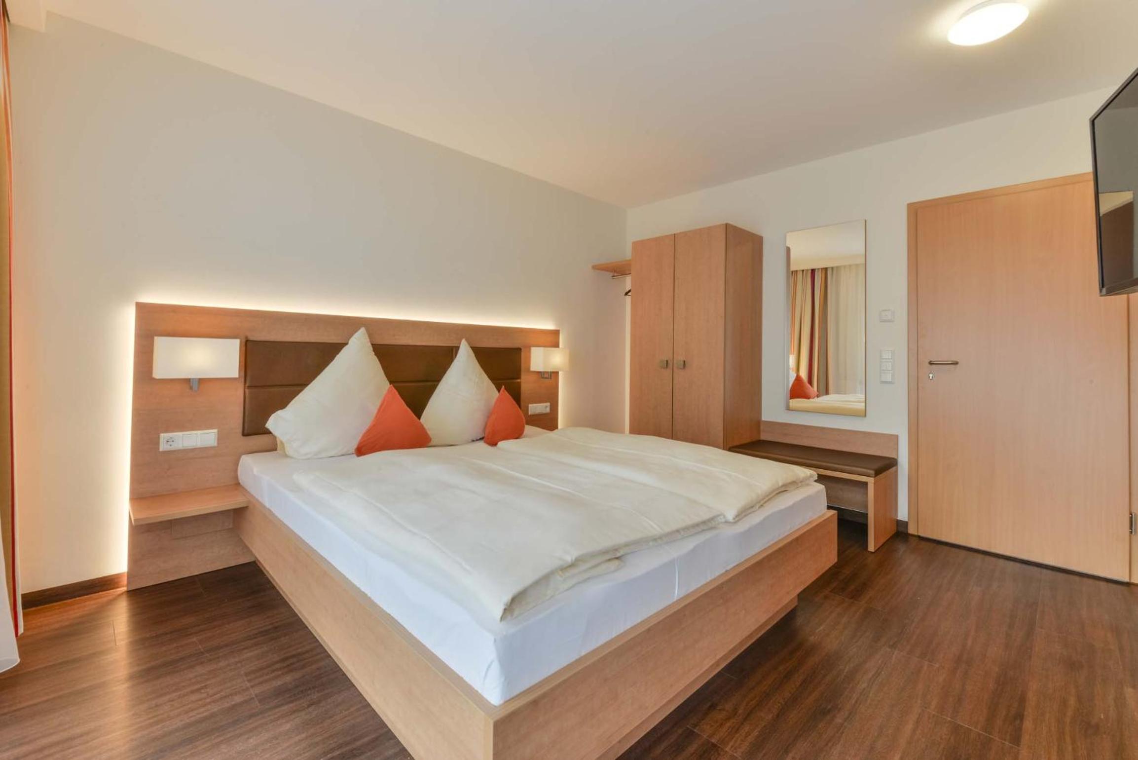 Double Room with Balcony - Photo 4